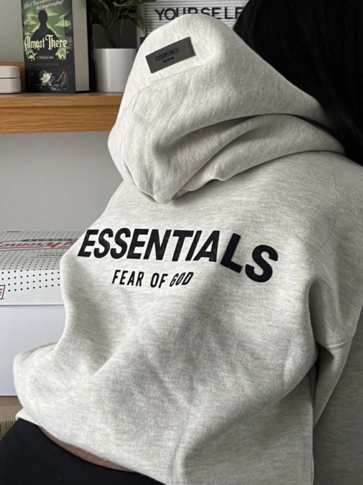 Essentials The Core Collection Hoodie Light Oatmeal 착용 스타일