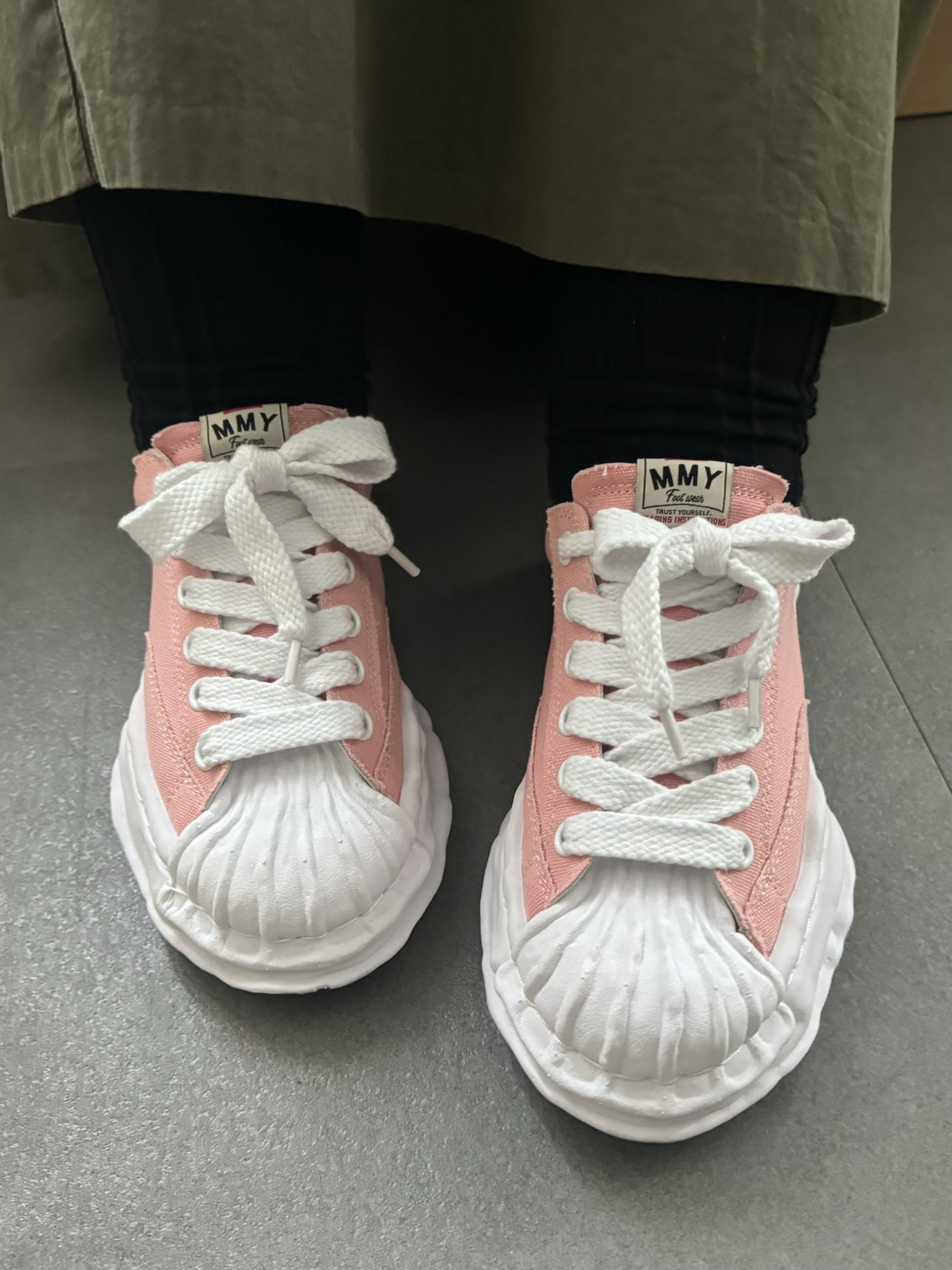 Maison Mihara Yasuhiro Blakey OG Sole Canvas Low-top Sneakers Pink 착용 스타일