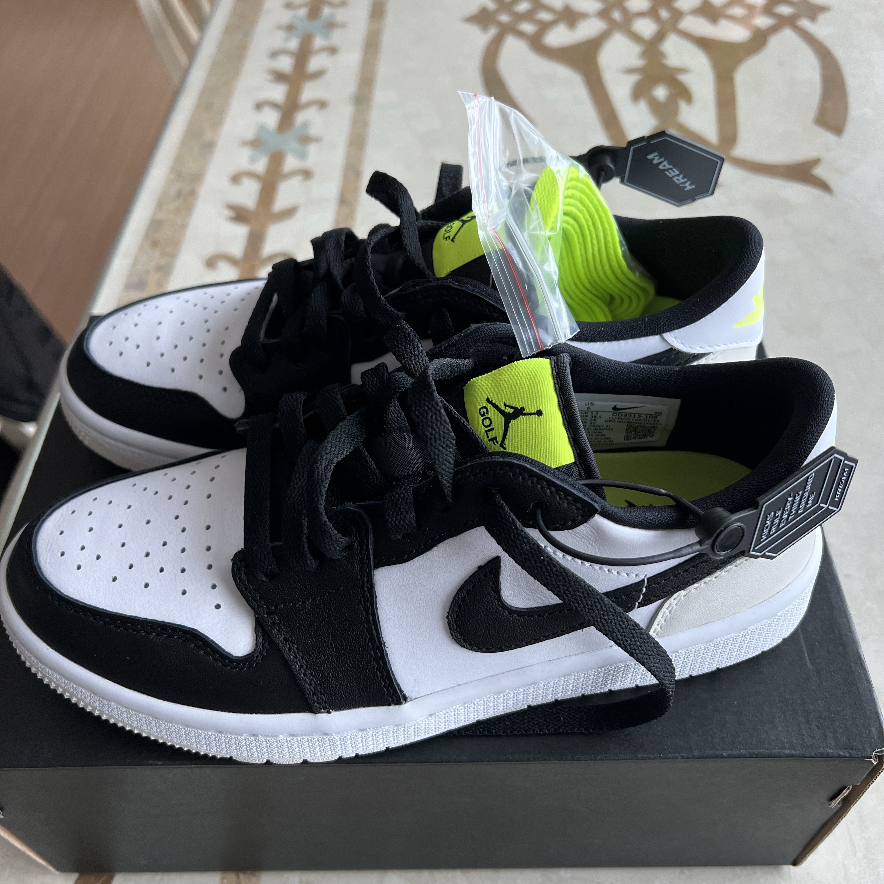 Jordan 1 Low Golf Black White and Volt 착용 스타일
