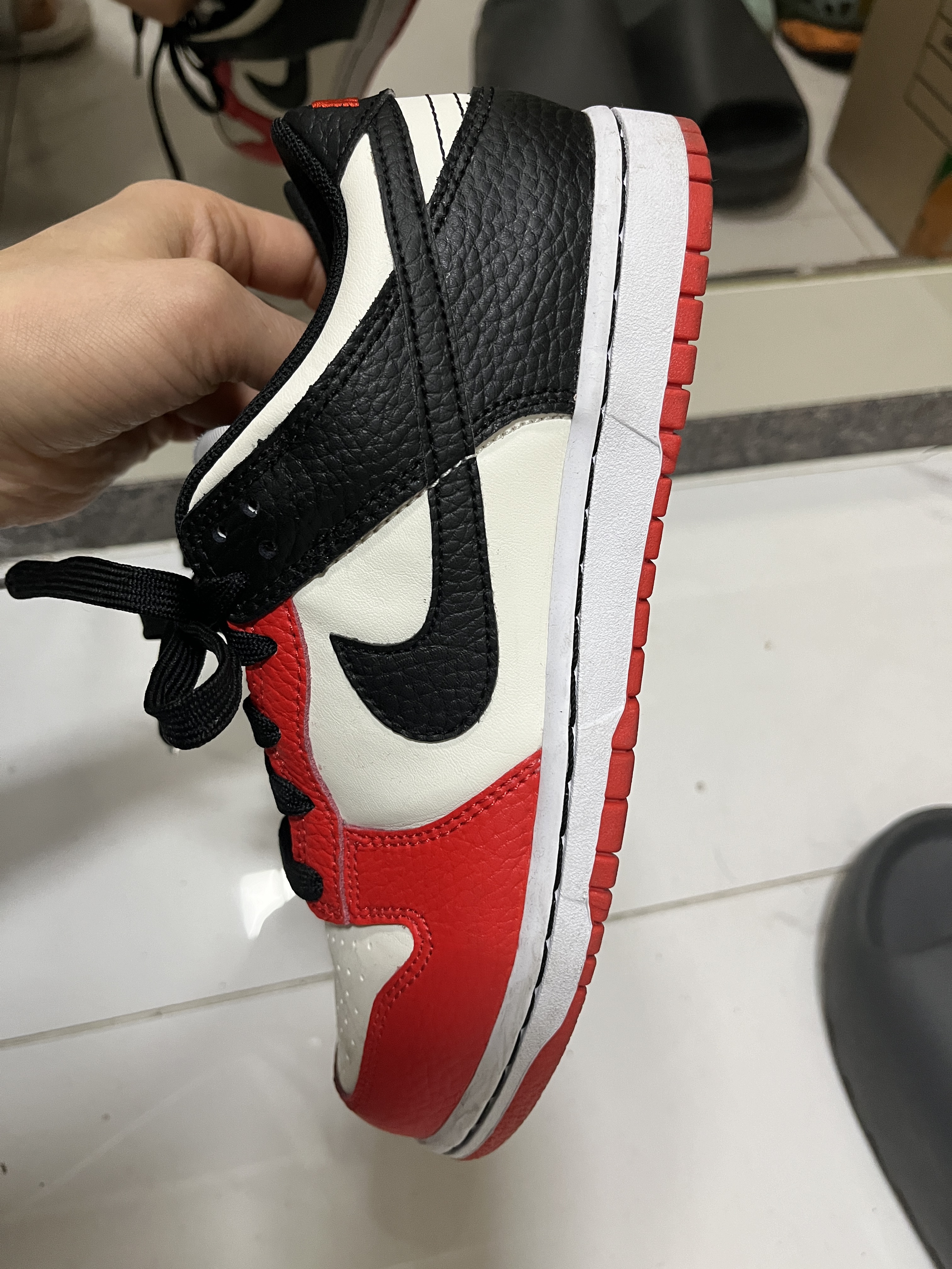 (PS) Nike x NBA Dunk Low Black and Chile Red 착용 스타일 - 5