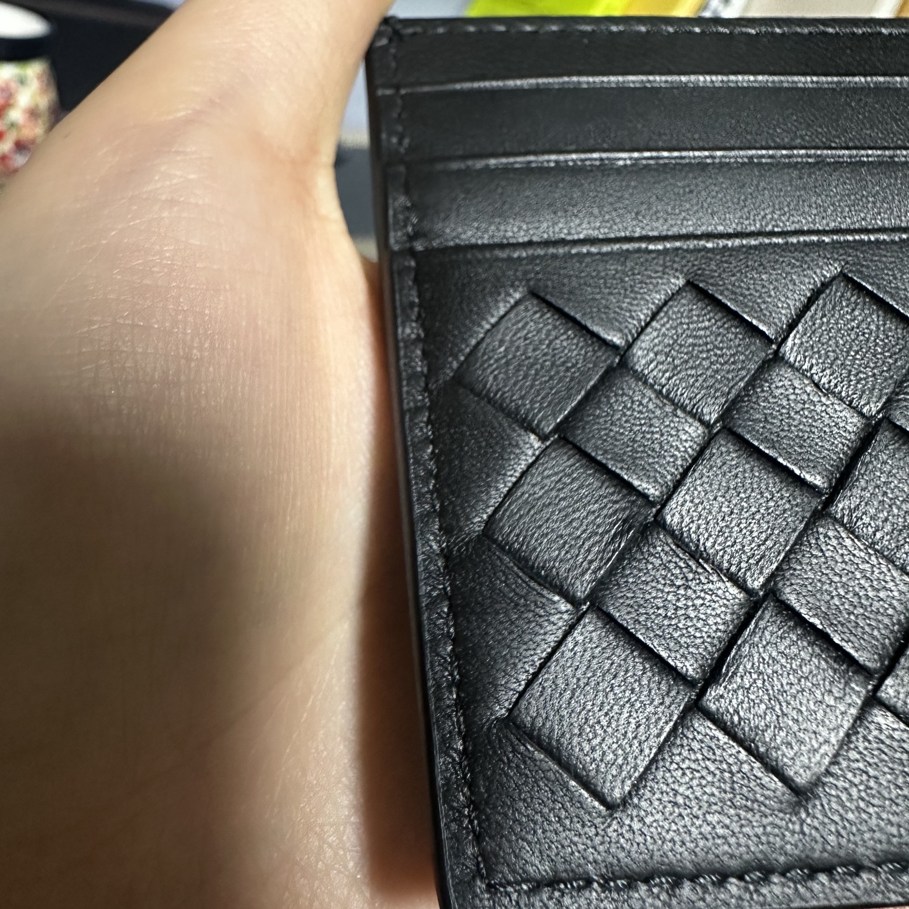 Bottega Veneta Credit Card Case Black 착용 스타일 - 2