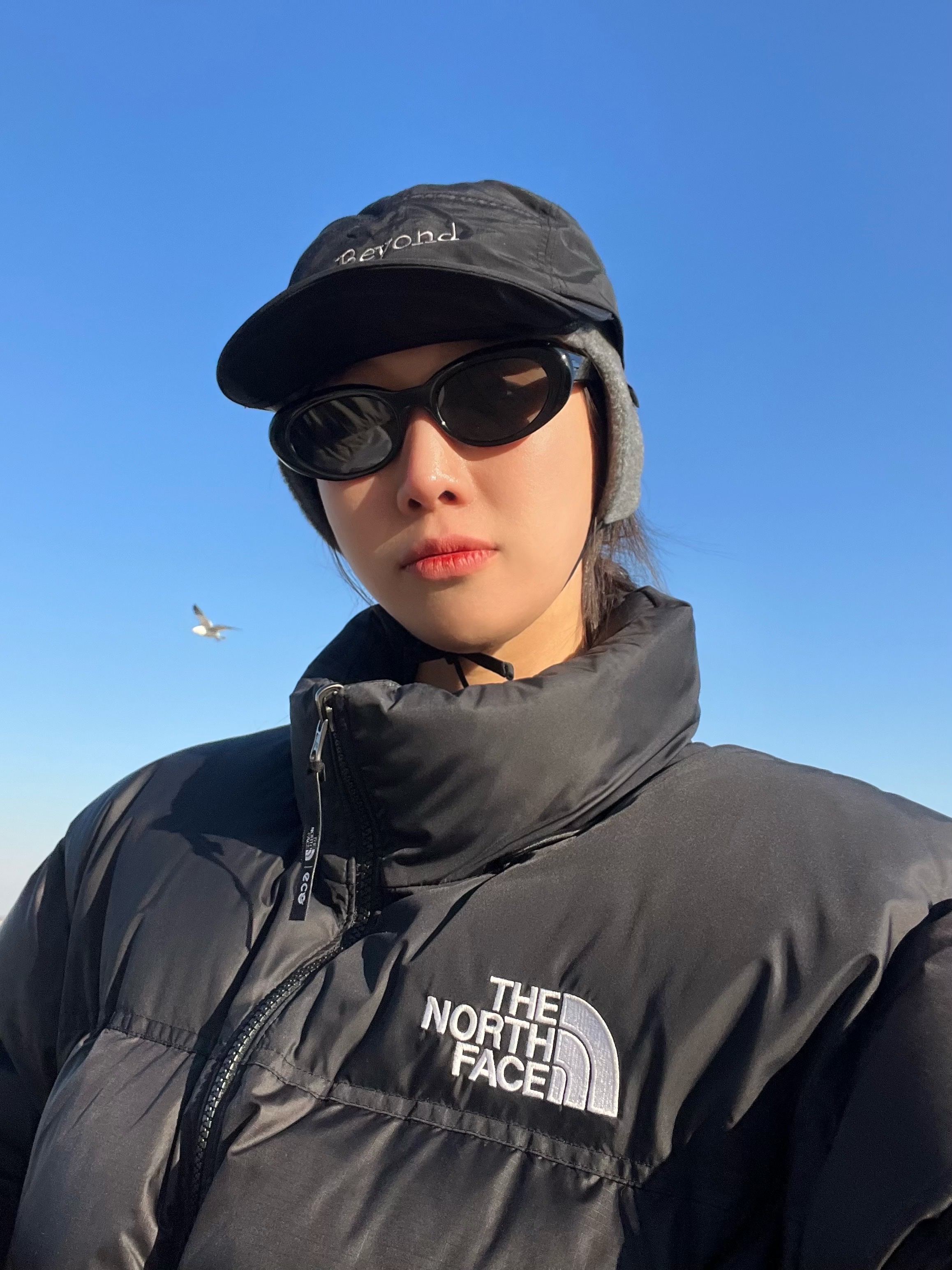 The North Face 1996 Eco Nuptse Jacket Black, Gentle Monster Le 01 Black 착용 스타일 - 1