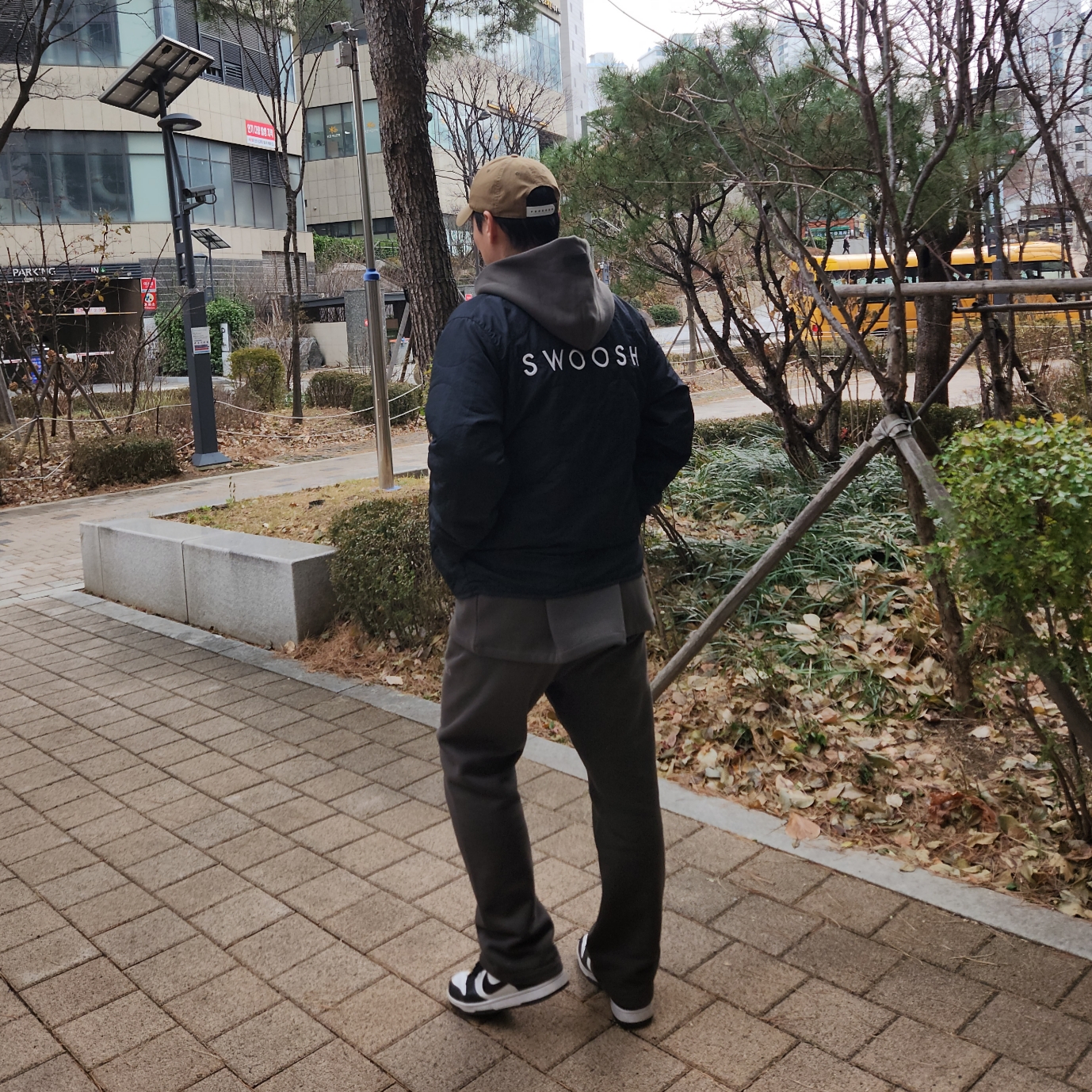 Nike ACG Heritage 86 Cap Hazel Rush, Essentials Relaxed Hoodie Off Black - 23SS 착용 스타일 - 1