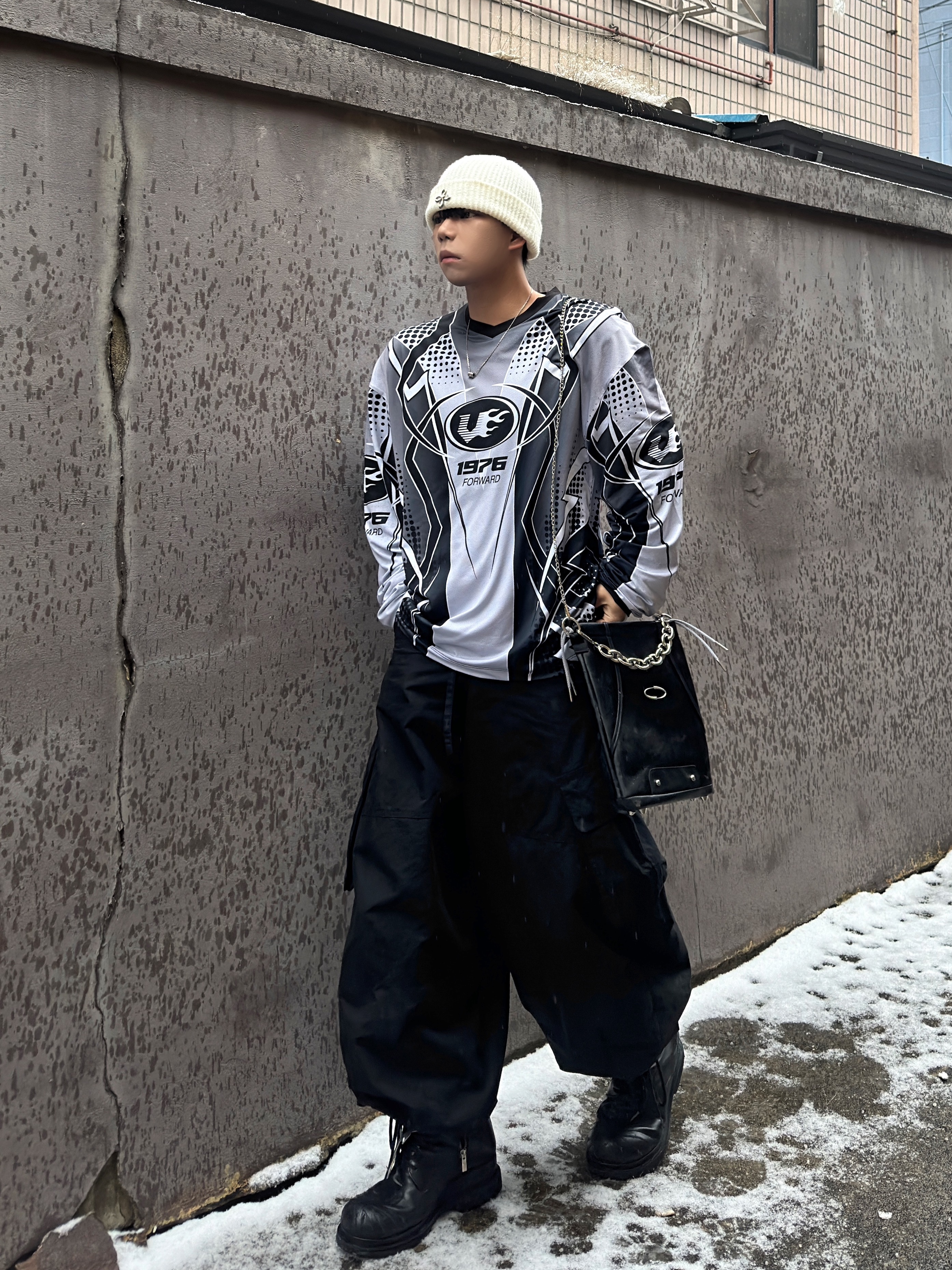Surgery Clover Logo Beanie Ver.2 White 착용 스타일 - 1