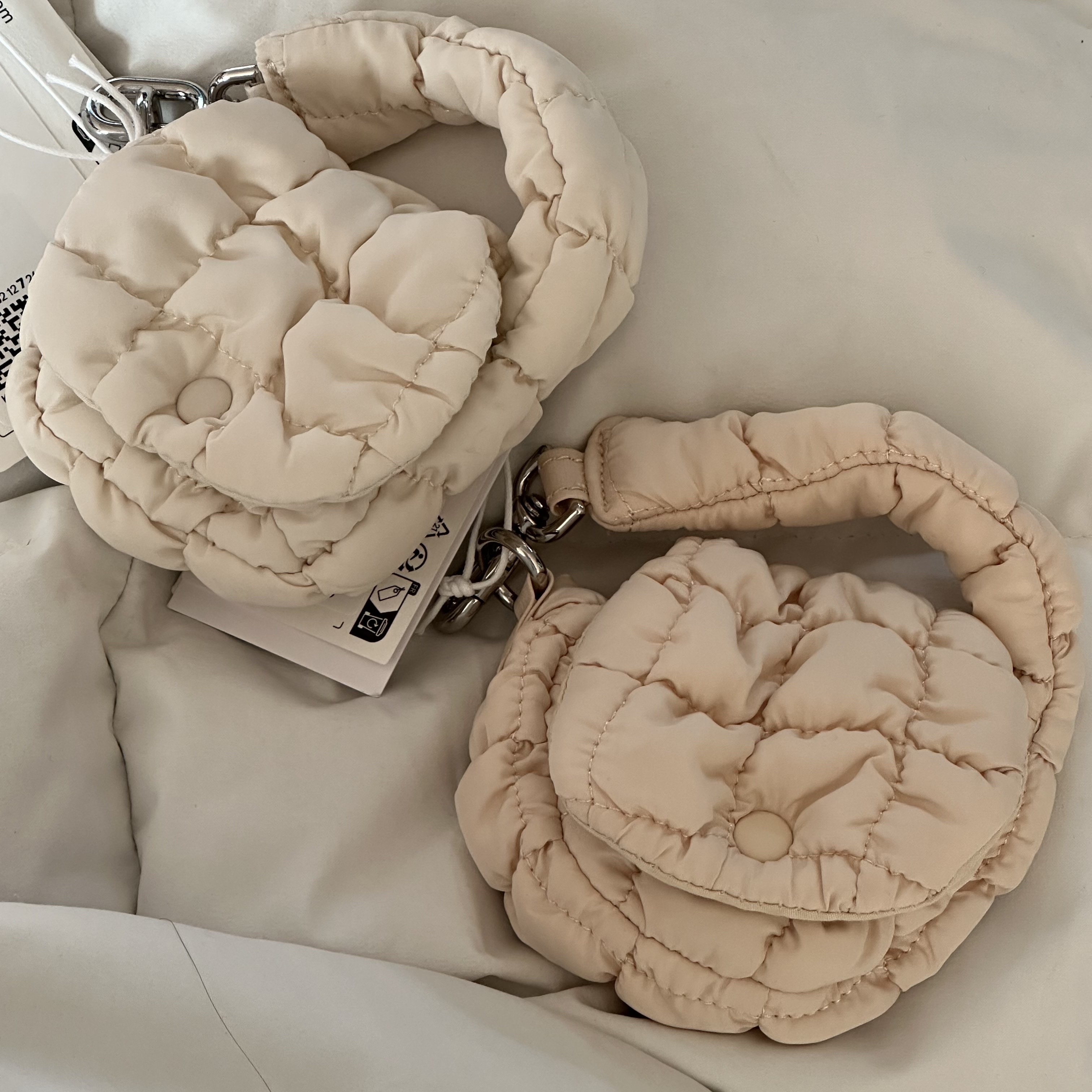 COS Quilted Nano Bag Beige, COS Quilted Nano Bag Beige 착용 스타일