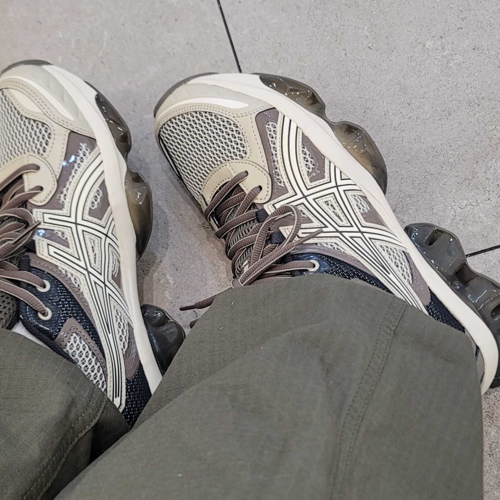 Asics Gel-Quantum Kinetic Birch Dark Taupe 착용 스타일 - 2