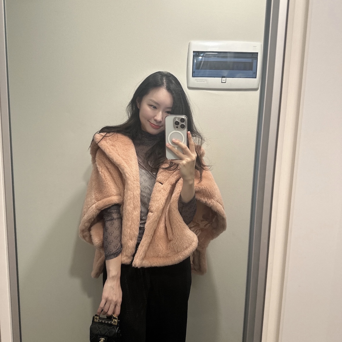 (W) Max Mara Cambusa Accessori Teddy Fabric Cape Pink 착용 스타일