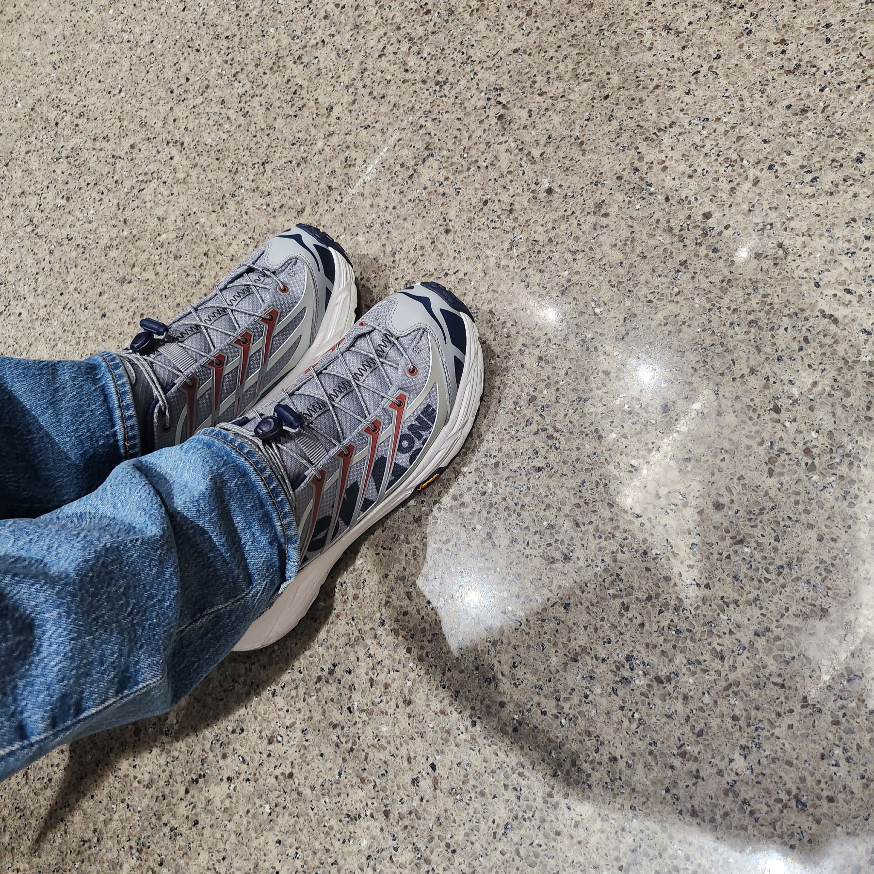 Hoka Mafate Three 2 Limestone Outer Space 착용 스타일