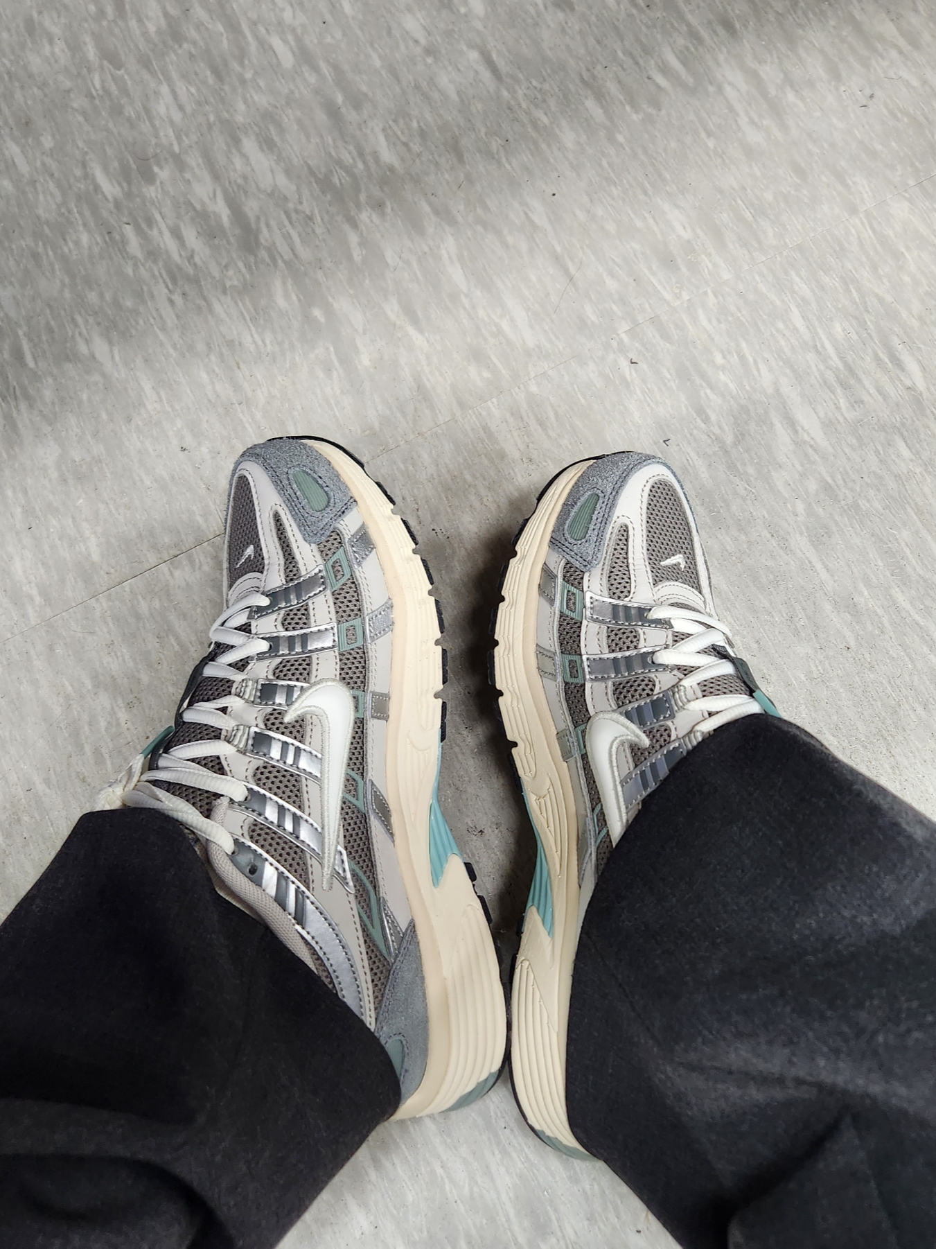 Nike P-6000 Flat Pewter Light Iron Ore 착용 스타일 - 3