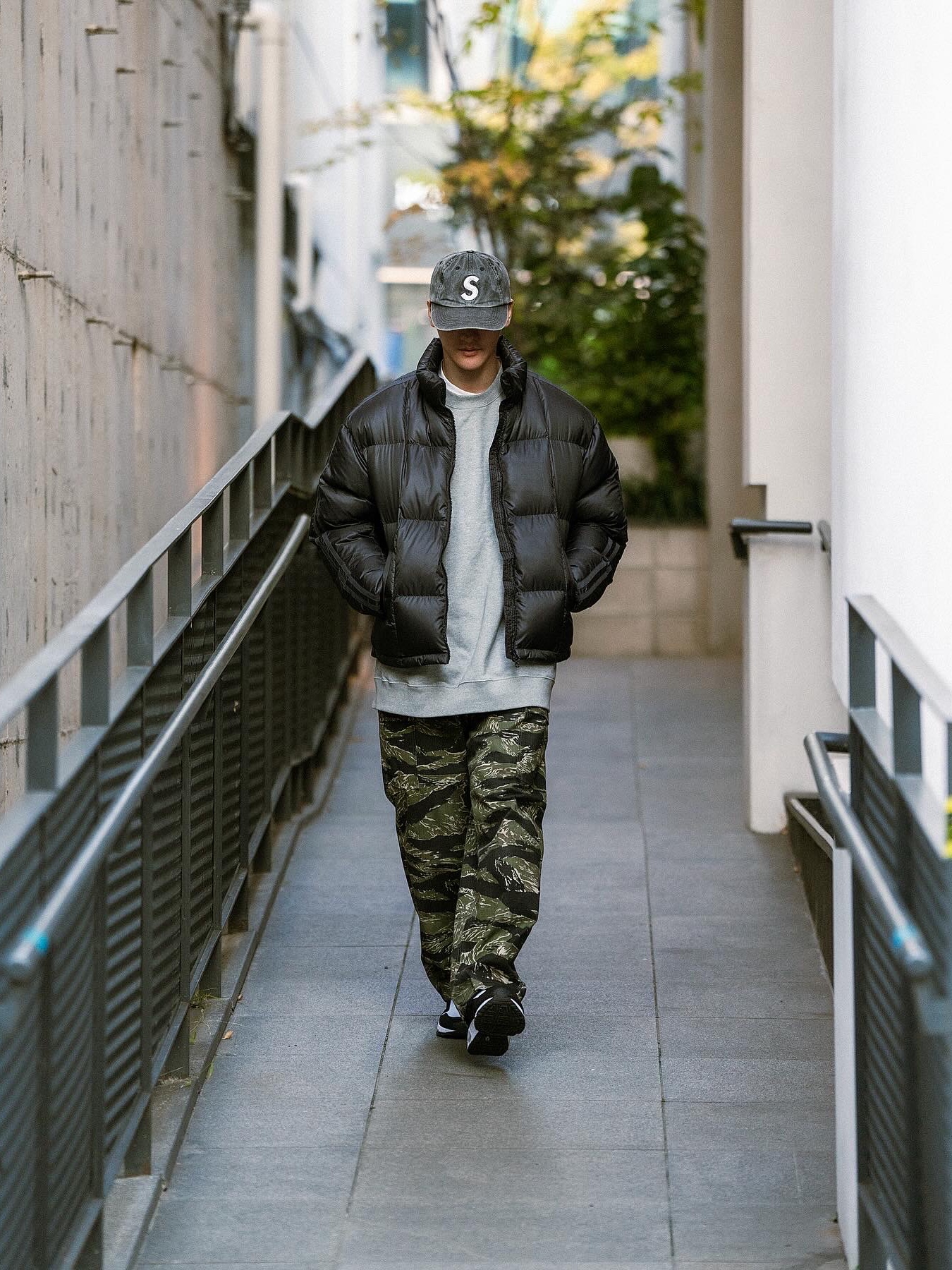 Supreme Pigment Canvas S Logo 6-Panel Black - 23SS, Nike x Comme des Garcons Homme Plus Air Max Sunder SP White Black 착용 스타일 - 2