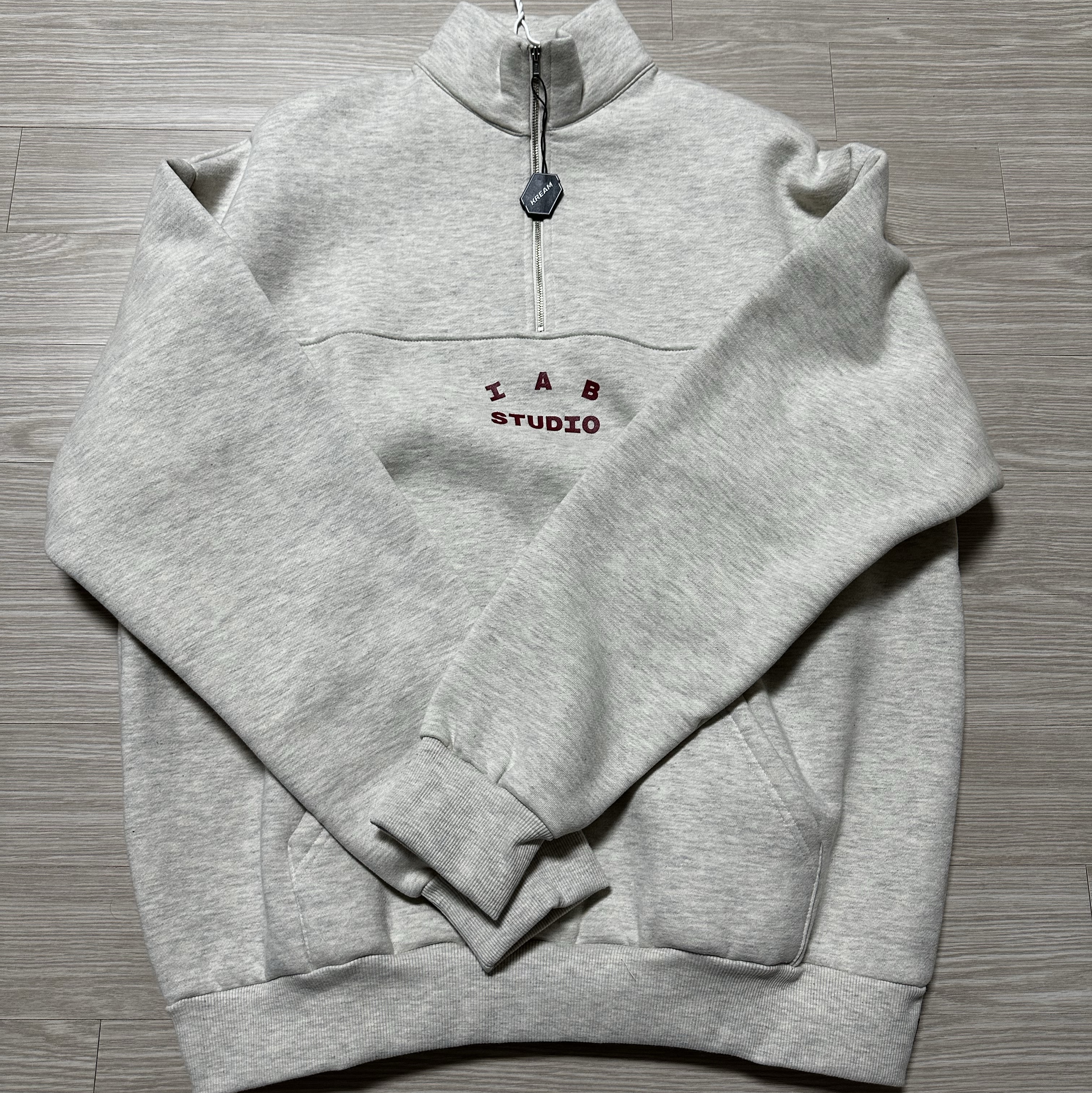 IAB Studio Half Zip-Up Oatmeal Burgundy 착용 스타일