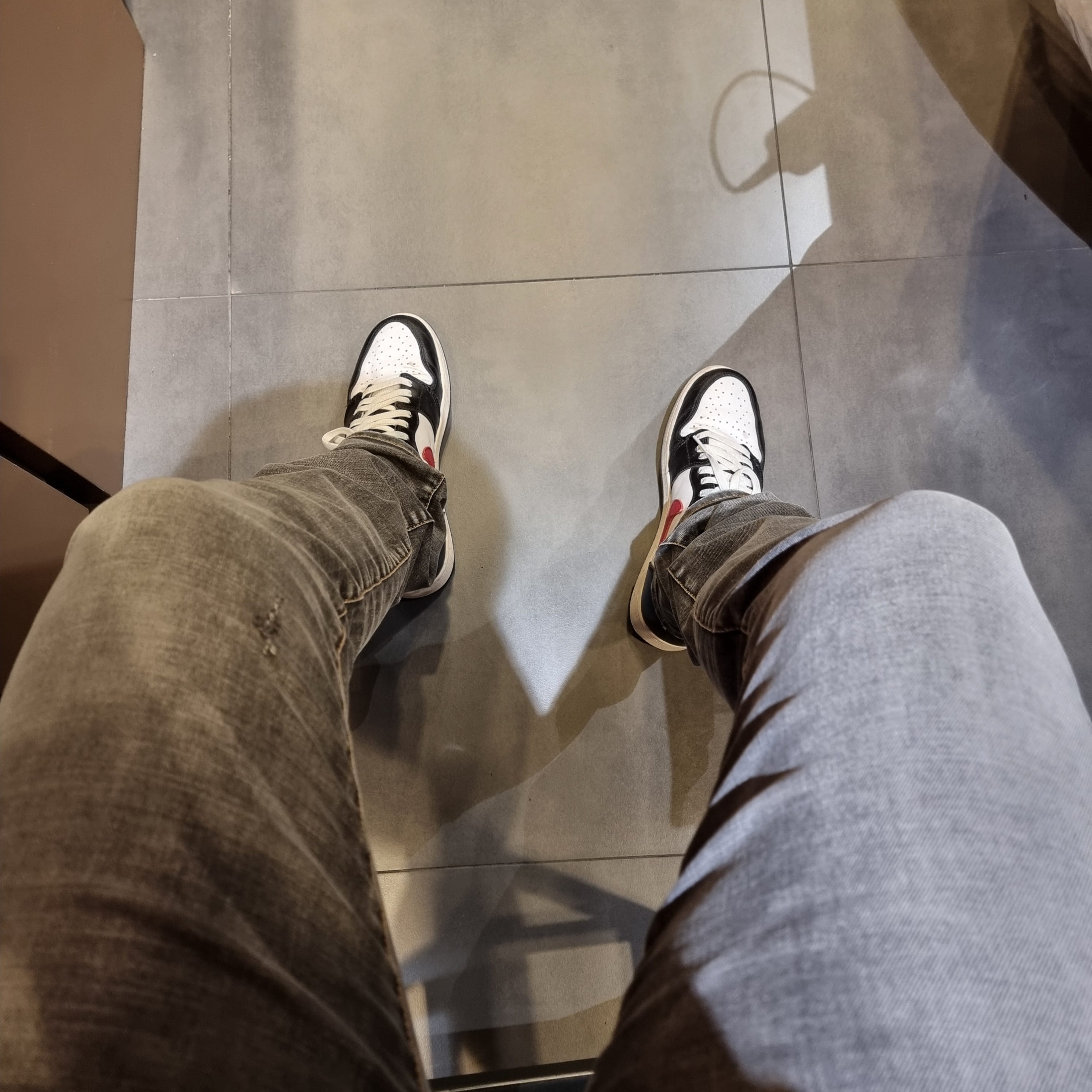 Undermycar Legion.03 Slim Fit Blue Stitch Washed Jeans Washed Gray, Jordan 1 Retro High OG Gym Red 착용 스타일 - 1