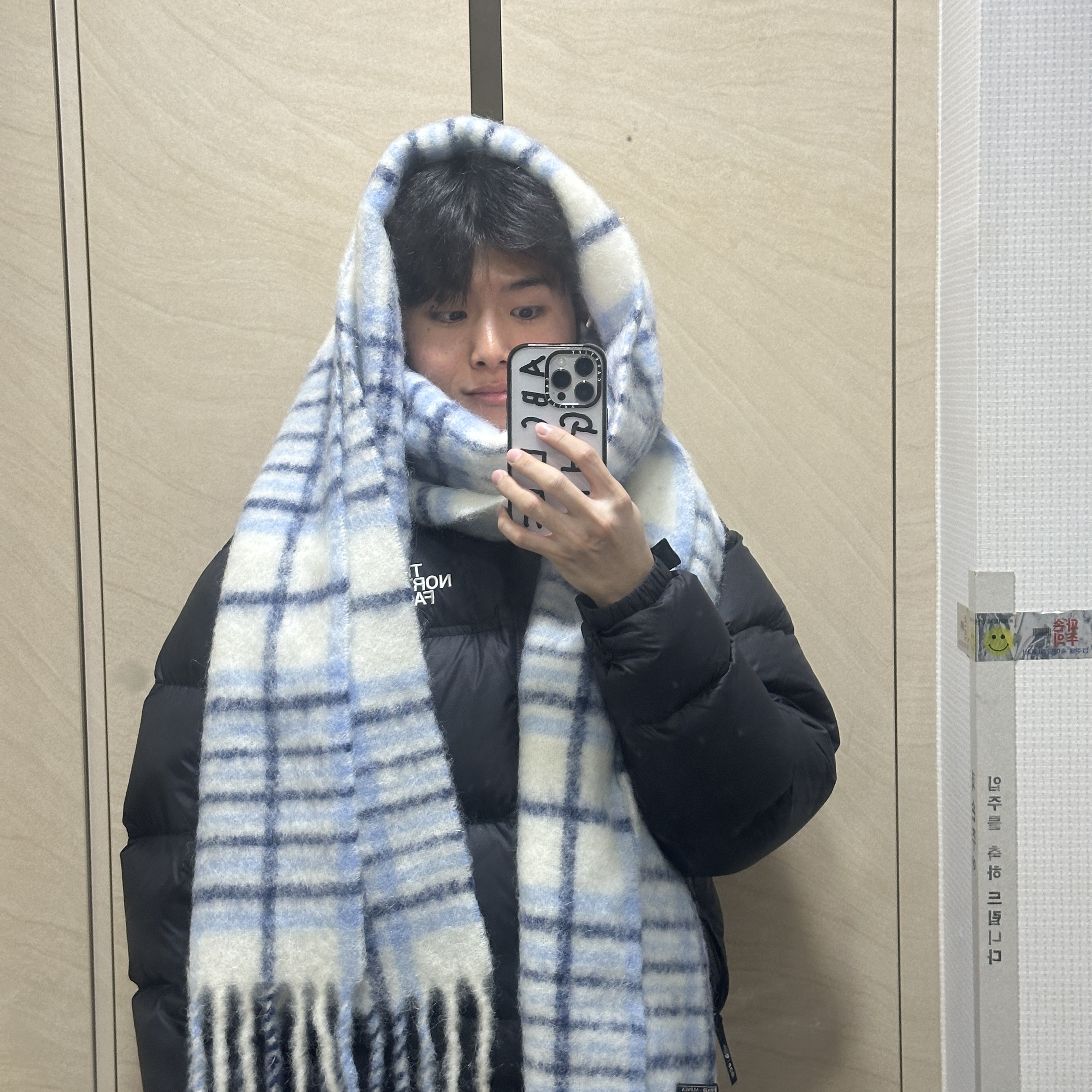 Jacquemus L’echarpe Carro Le Chouchou Jacquard Check Muffler Light Blue 착용 스타일
