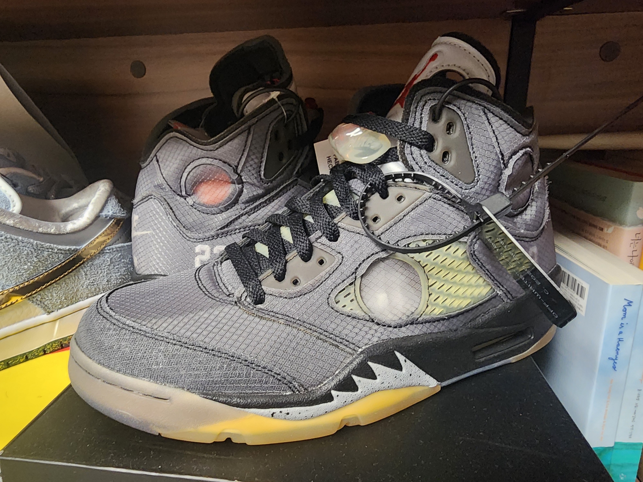 Jordan 5 x Off-White Retro SP Black Muslin 착용 스타일