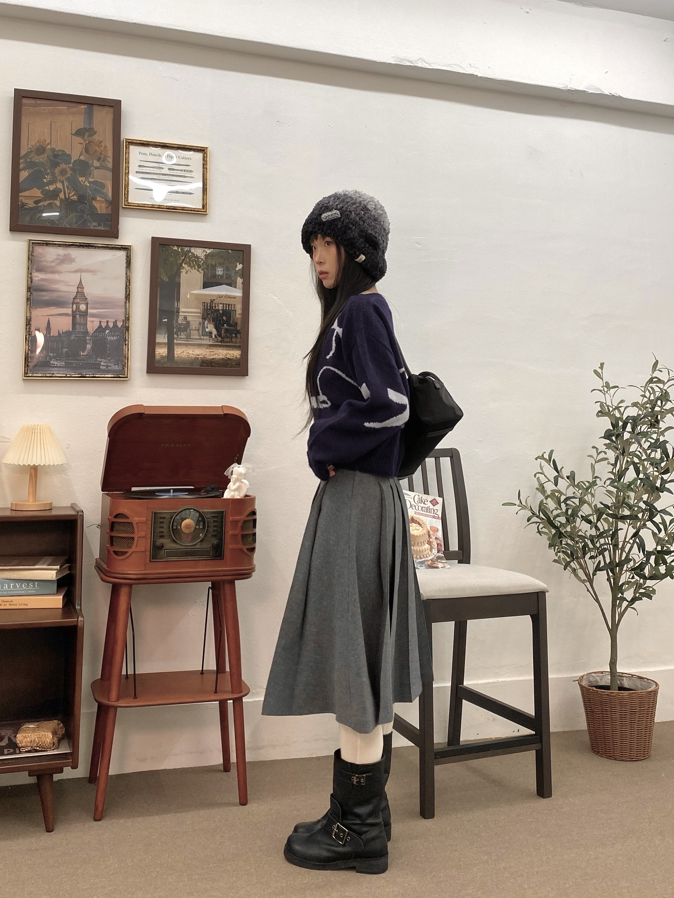 Matin Kim Sporty Tote Bag Black 착용 스타일 - 3