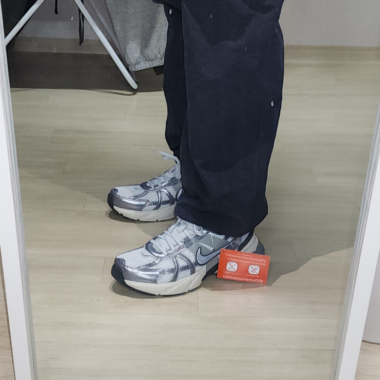 Nike V2K Run Pure Platinum Wolf Grey 착용 스타일 - 3