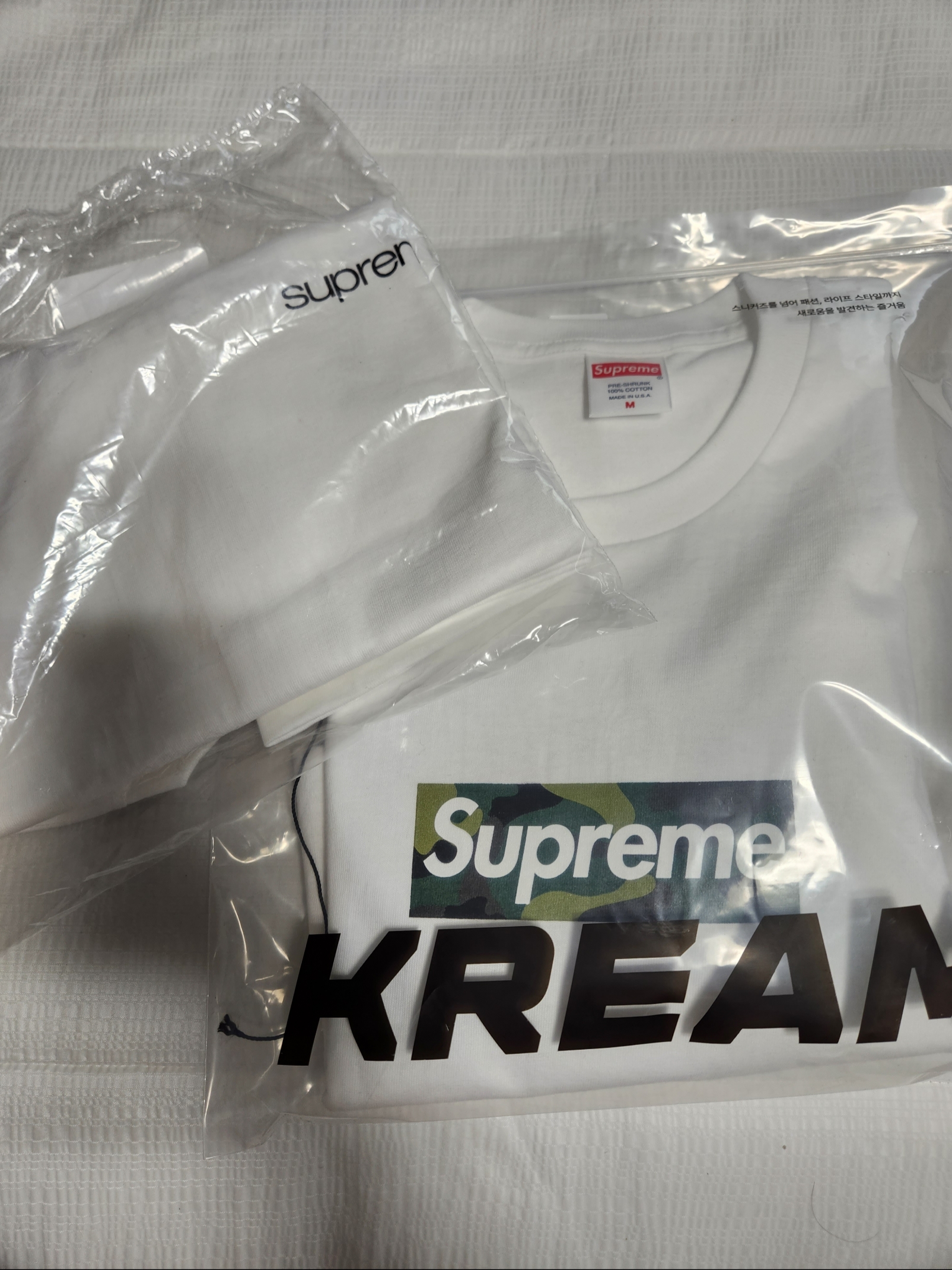 Supreme Box Logo T-Shirt White - 23FW, Supreme NYC T-Shirt White - 23FW 착용 스타일 - 2