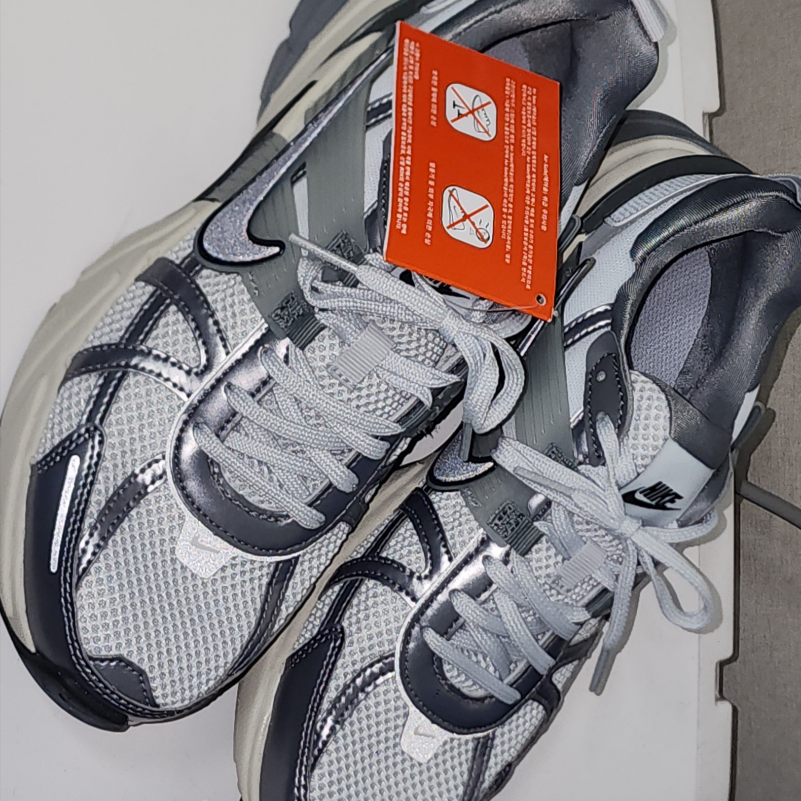 Nike V2K Run Pure Platinum Wolf Grey 착용 스타일 - 2