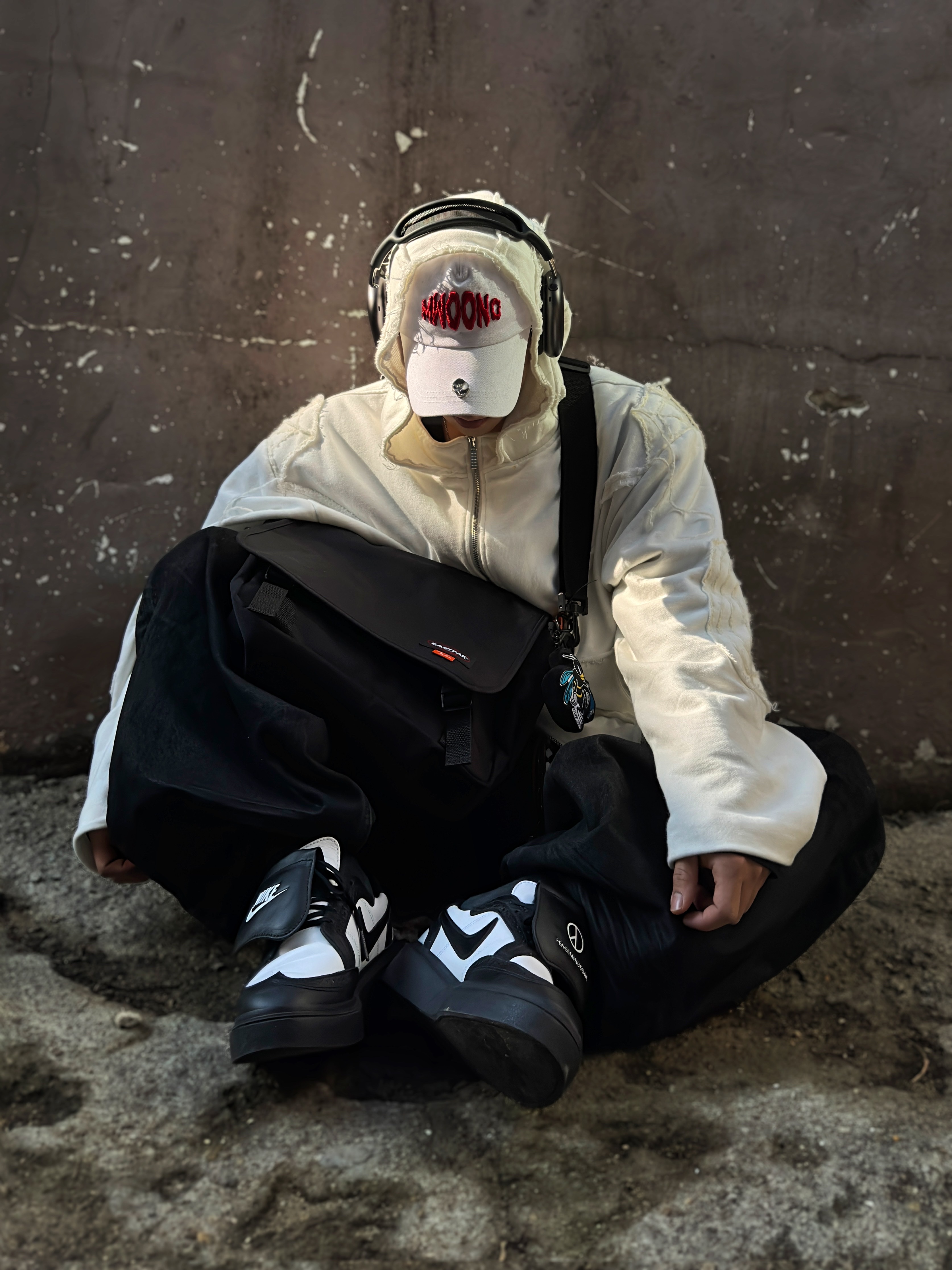 Nike x Peaceminusone Kwondo1 Black and White, Apple AirPods Max Lightning Space Gray (Korean Ver.) 착용 스타일 - 1
