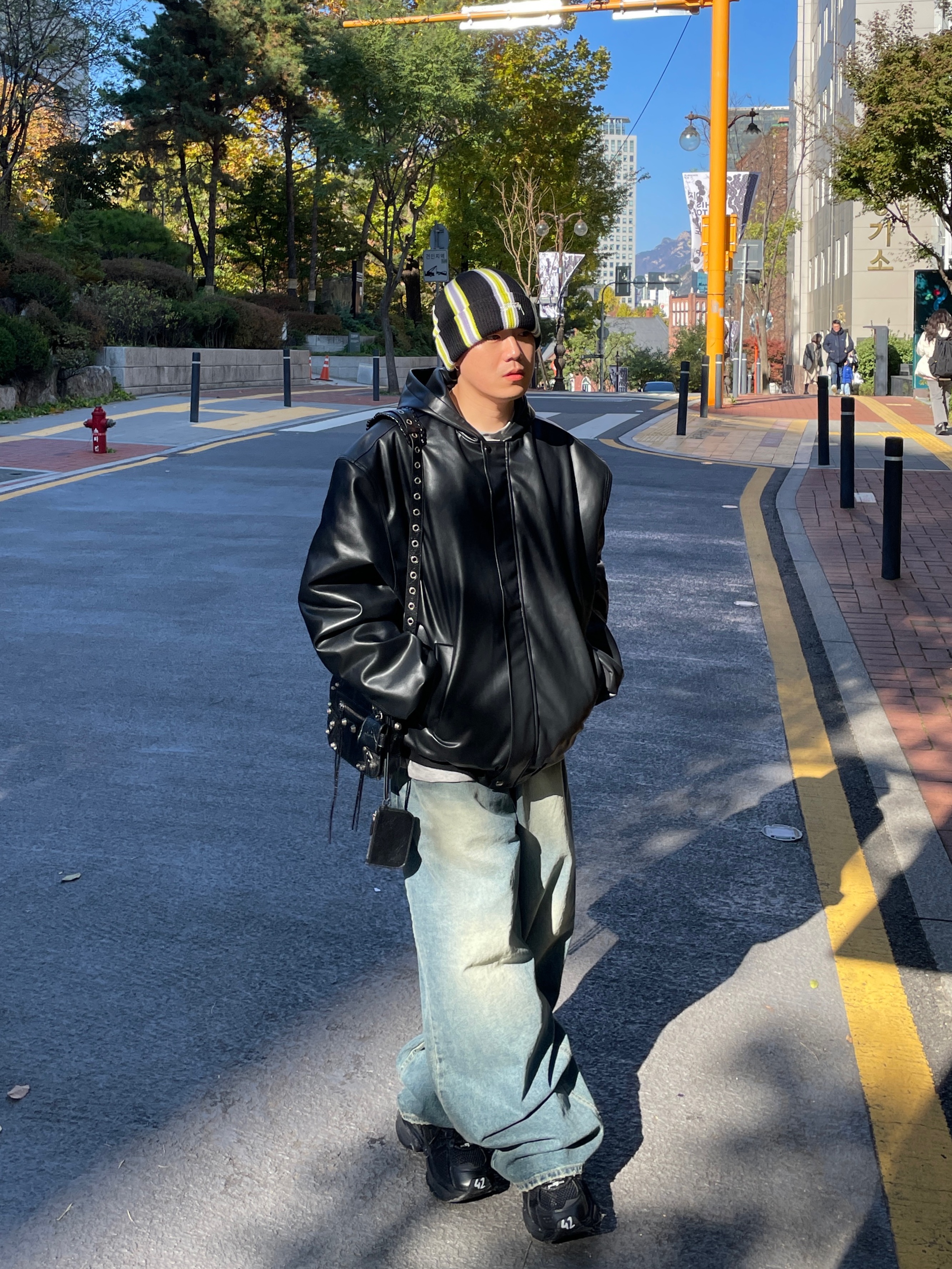 Balenciaga Arena Lambskin Le Cagole XS Shoulder Bag Black, Balenciaga Le Cagole Men XS Flap Bag with Piercing in Arena Lambskin Black 착용 스타일 - 1