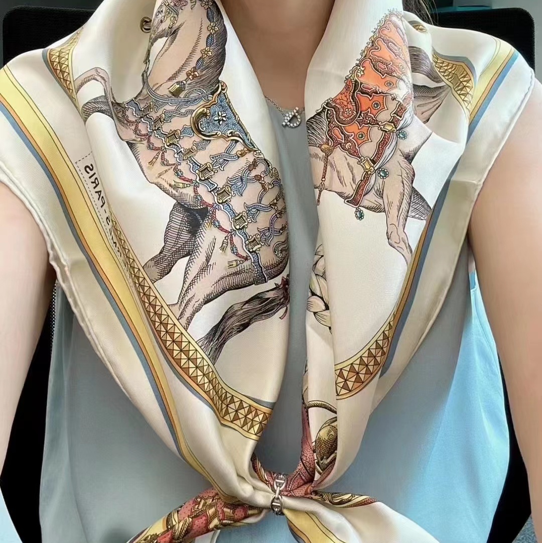 (W) Hermes Grand Apparat Forever Scarf 90 Creme Gold Multicolore 착용 스타일