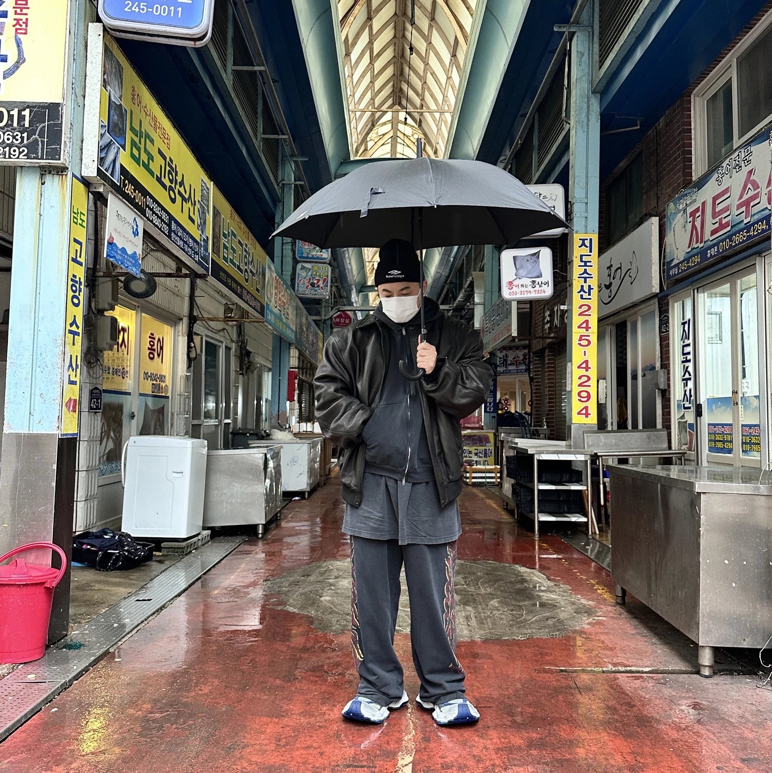 Balenciaga Sporty B Taxi Blouson Black, Balenciaga Offshore Zip-Up Hoodie Medium Fit Black Faded 착용 스타일