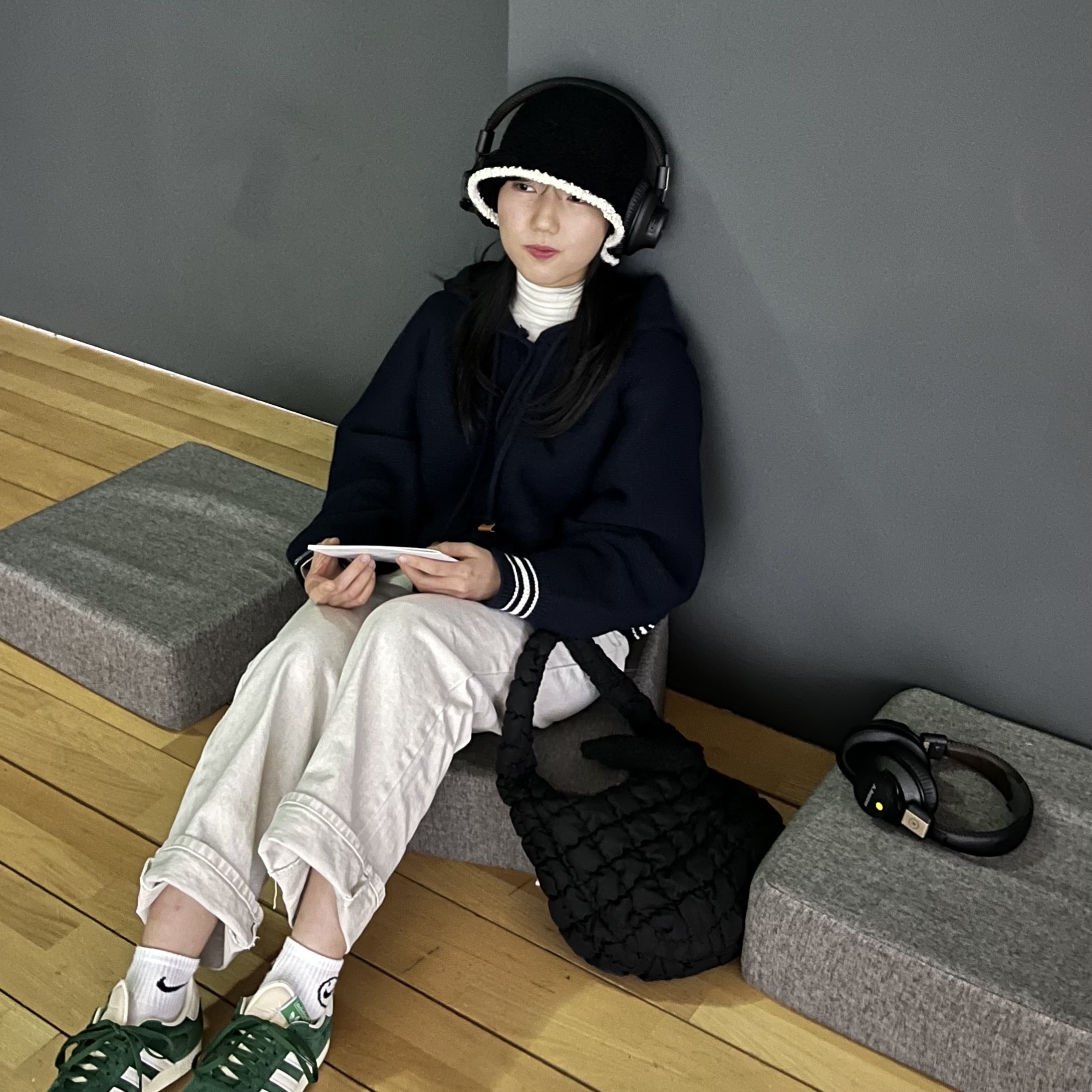 Adidas Gazelle Dark Green Cream White, COS Quilted Mini Bag Black 착용 스타일