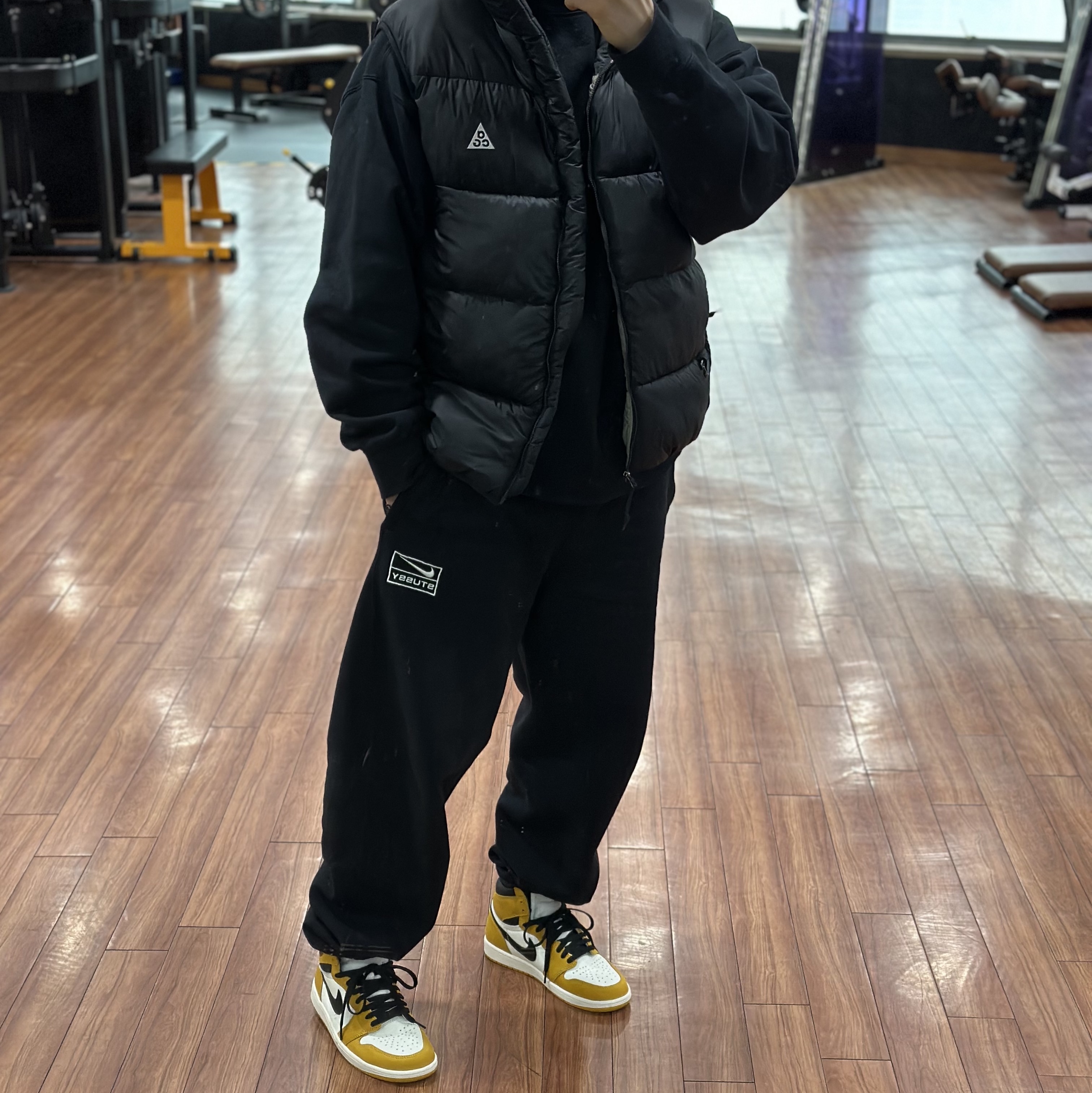 Nike x Stussy NRG Washed Fleece Crewneck Black (DO5310-010), Nike x Stussy NRG Washed Fleece Pants Black (DO5296-010) 착용 스타일 - 1