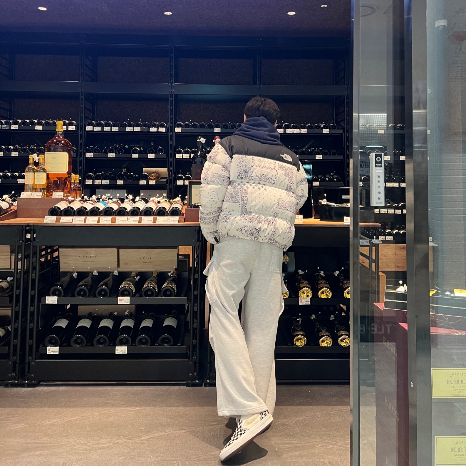 The North Face 1996 Novelty Nuptse Jacket Off White, Vans Classic Slip-On Sherpa Checkerboard 착용 스타일 - 2
