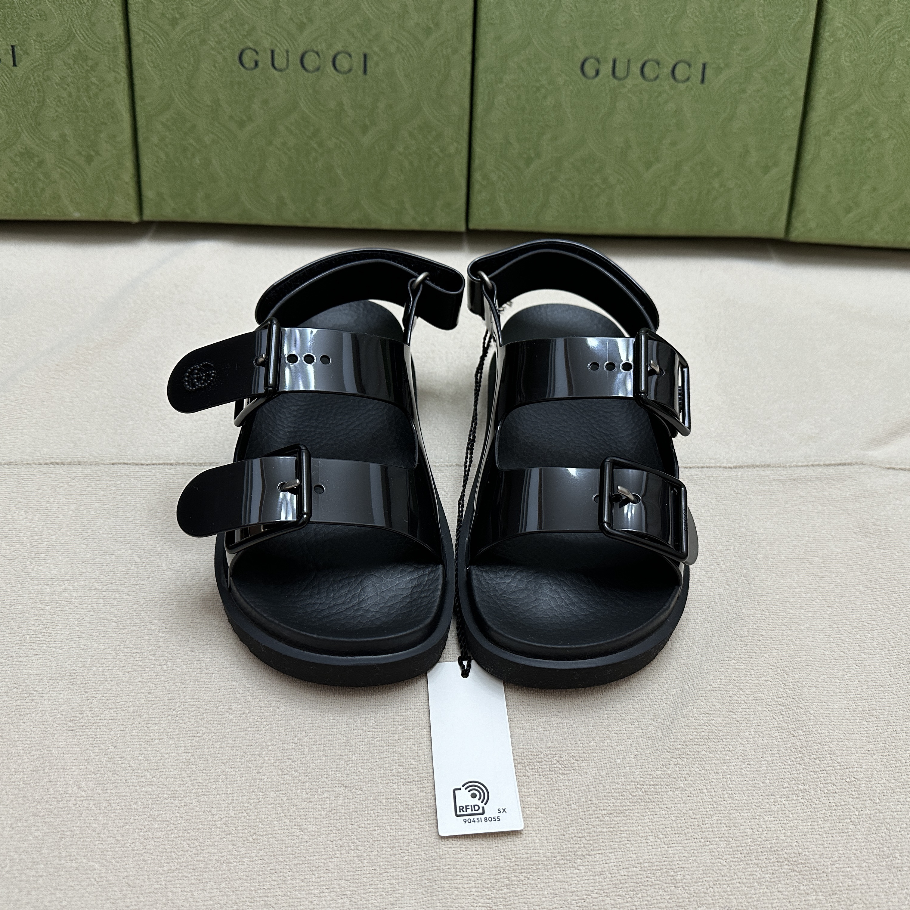 (W) Gucci Mini Double G Rubber Slide Sandal Black 착용 스타일 - 1