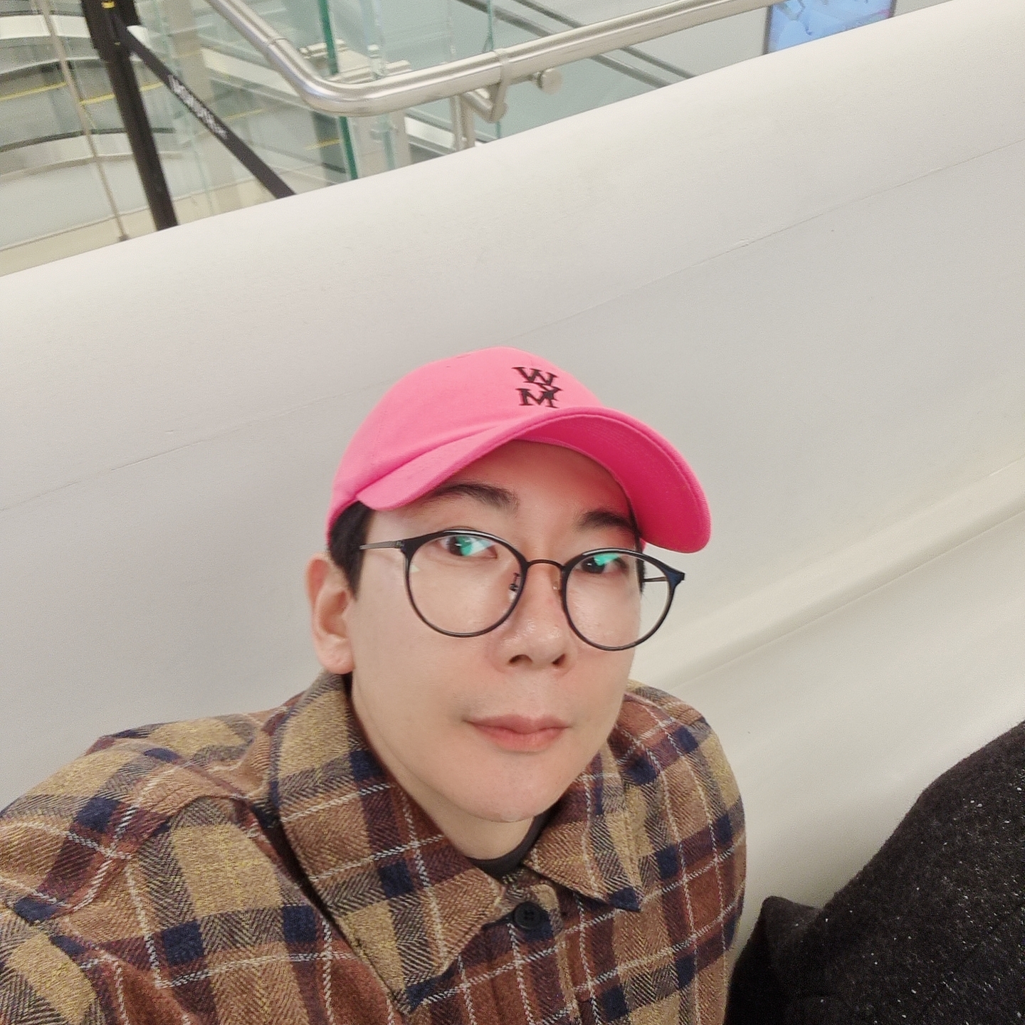 Wooyoungmi Logo Ball Cap Pink - 23SS 착용 스타일 - 2