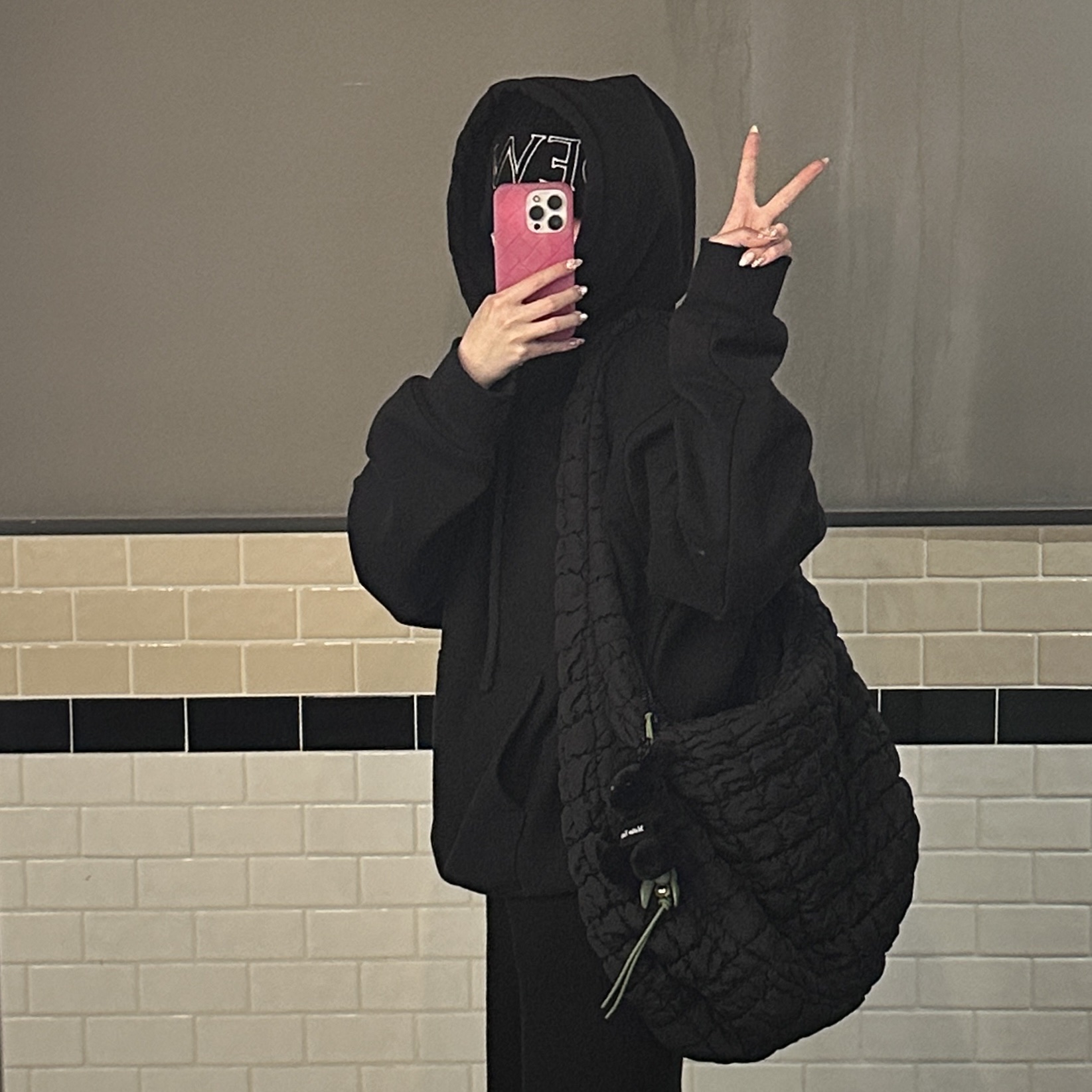 COS Quilted Oversized Shoulder Bag Black, Stussy 8 Ball Corp Hoodie Black 착용 스타일 - 1