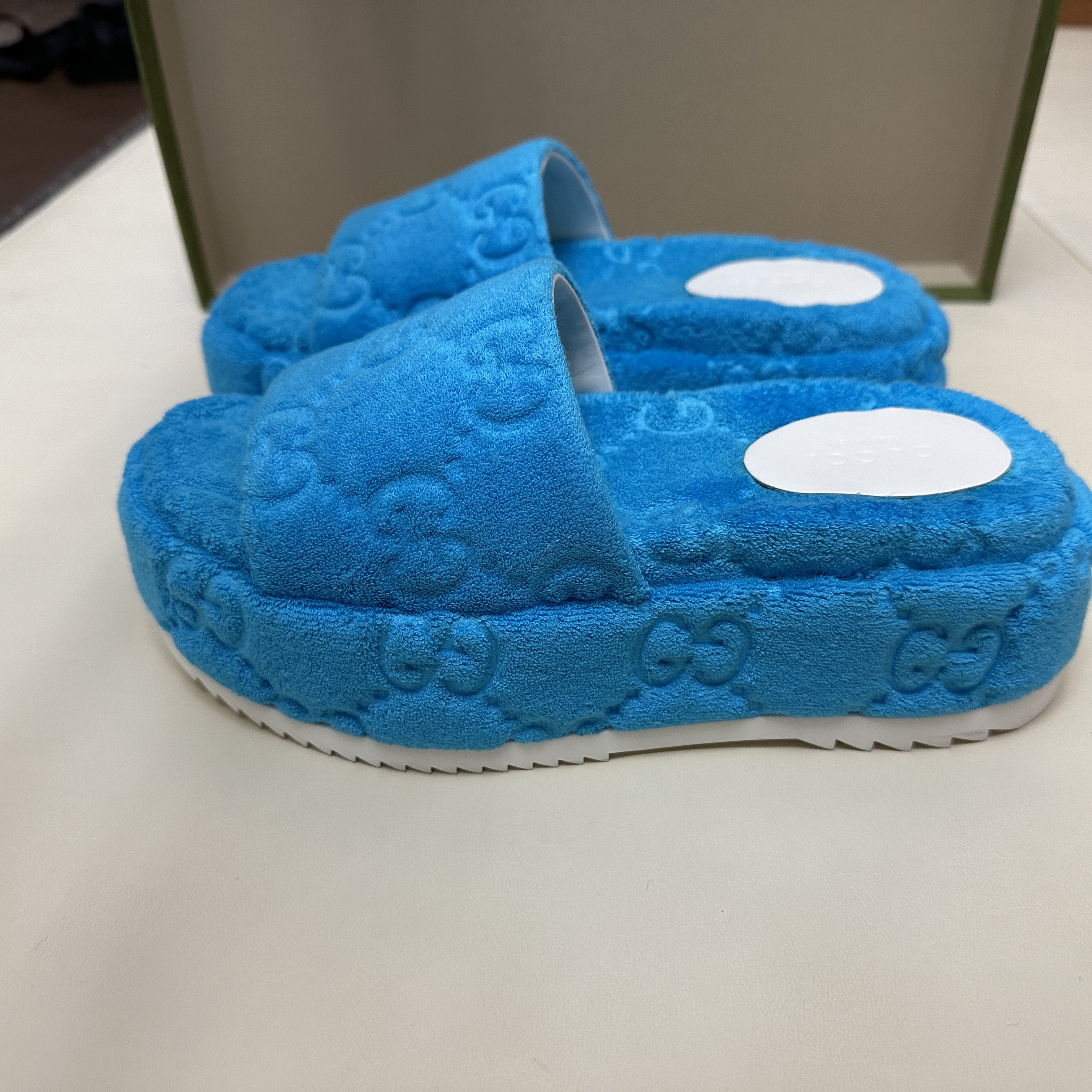 (W) Gucci GG Platform Slide Sandal Blue 착용 스타일 - 4