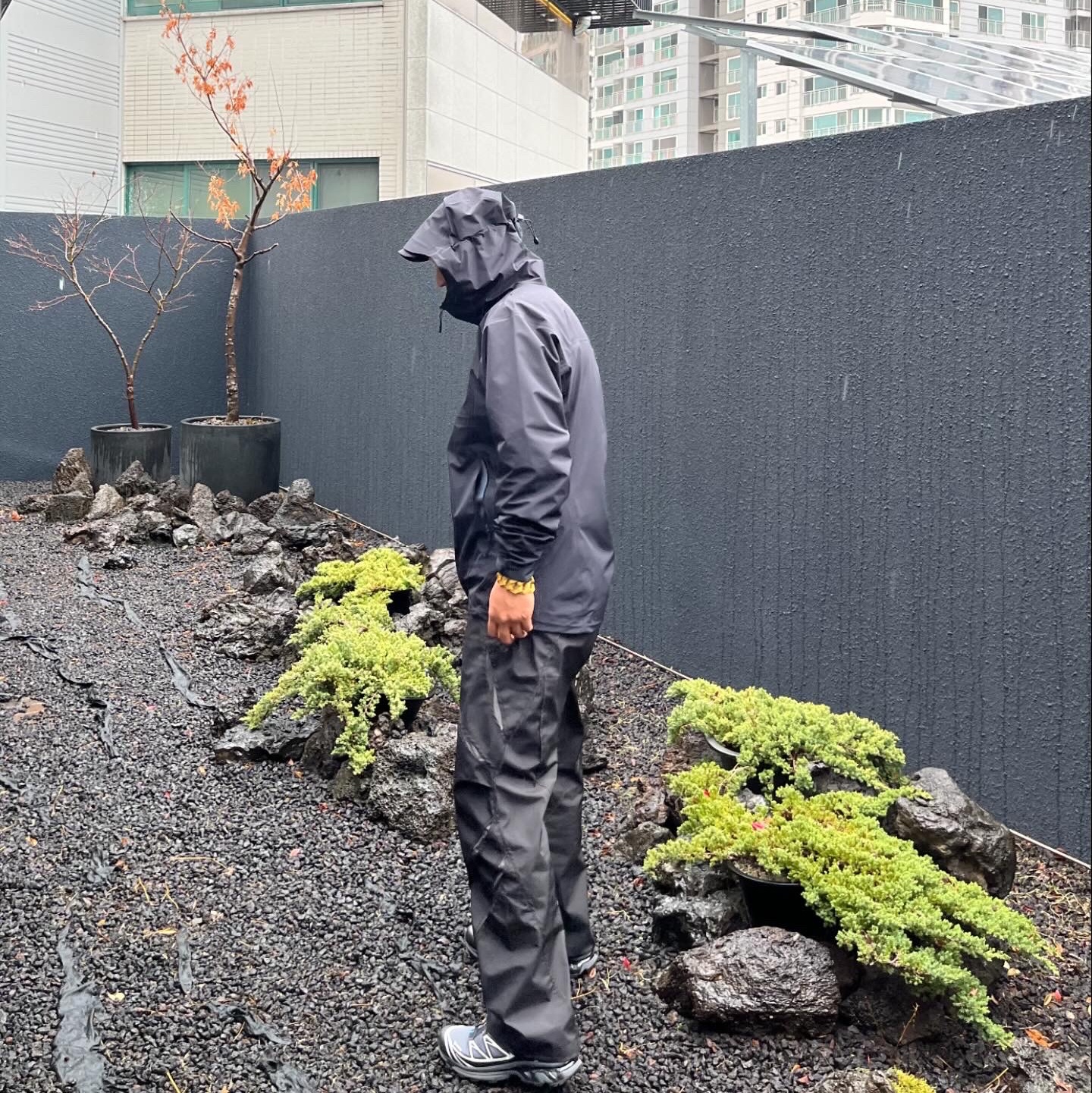 Salomon XT-6 Gore-Tex Black Ebony, Arc'teryx Beta LT Jacket Black 착용 스타일
