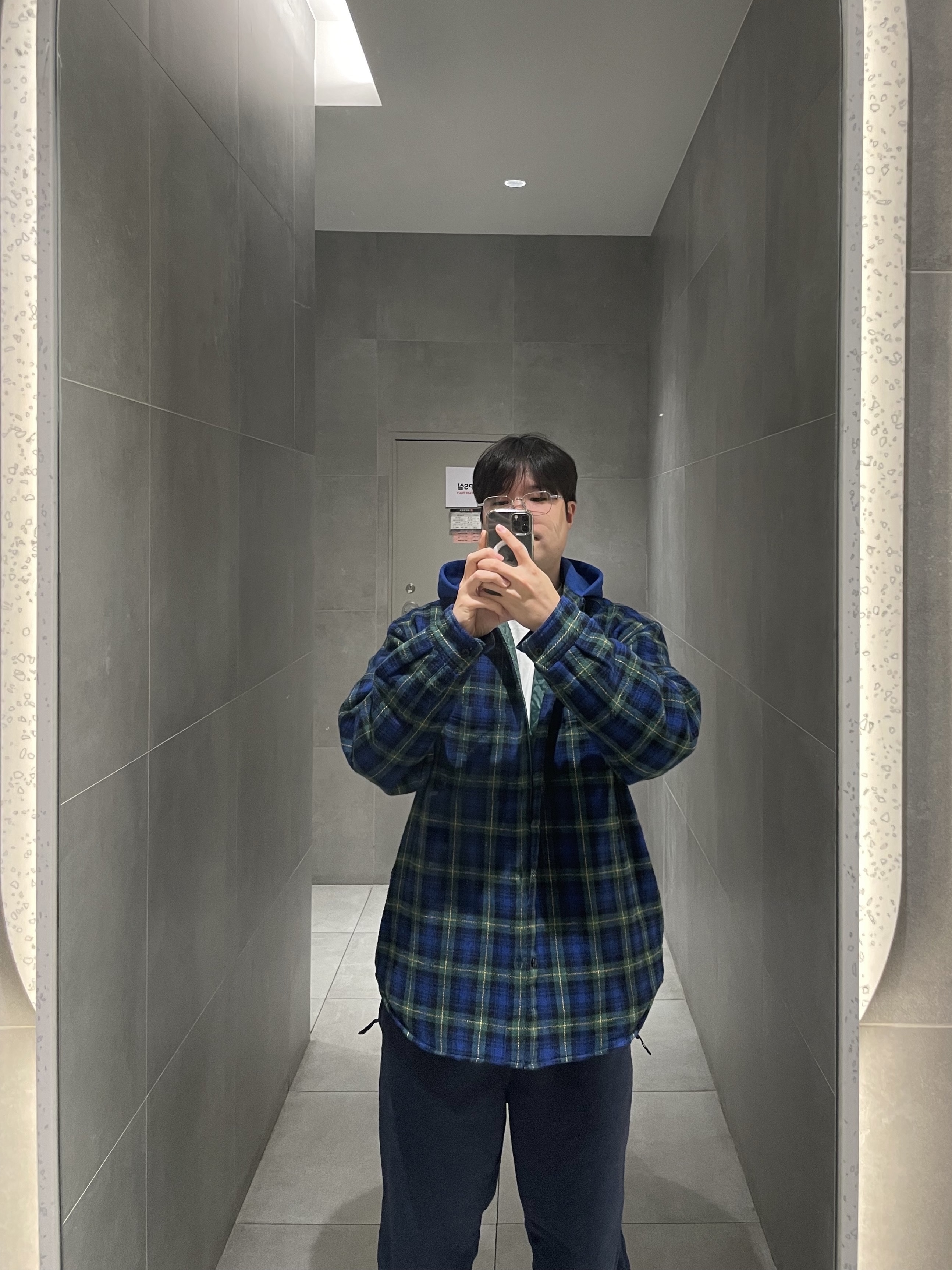 Supreme Tartan Flannel Hooded Shirt Blue - 23FW, Supreme Polartec Pants Navy - 23FW 착용 스타일