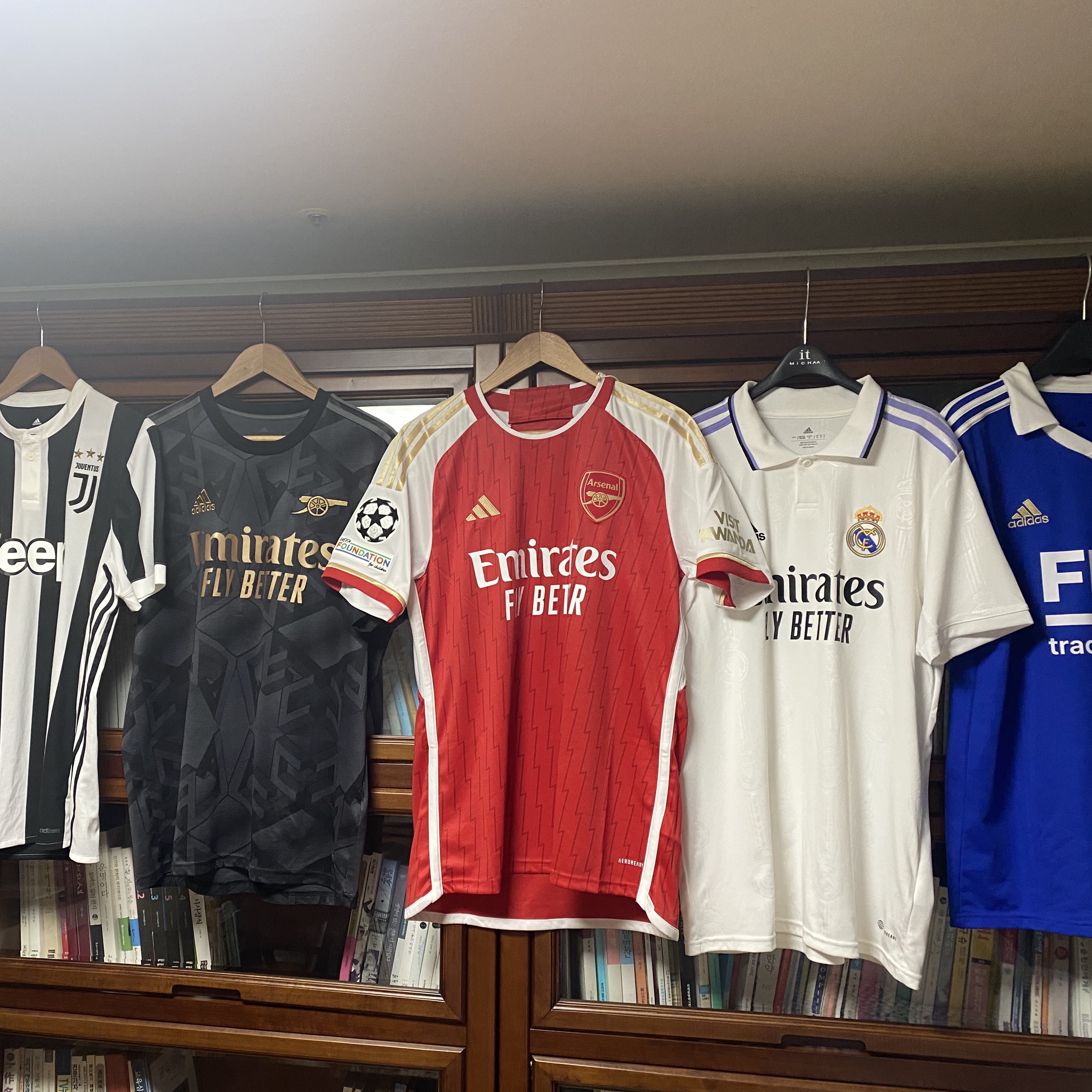 Adidas Arsenal 2022/23 Away Jersey Black - KR Sizing (Non Marking Ver.), Adidas Arsenal 2023/24 Home Jersey Better Scarlet White - KR Sizing (Non Marking Ver.) 착용 스타일