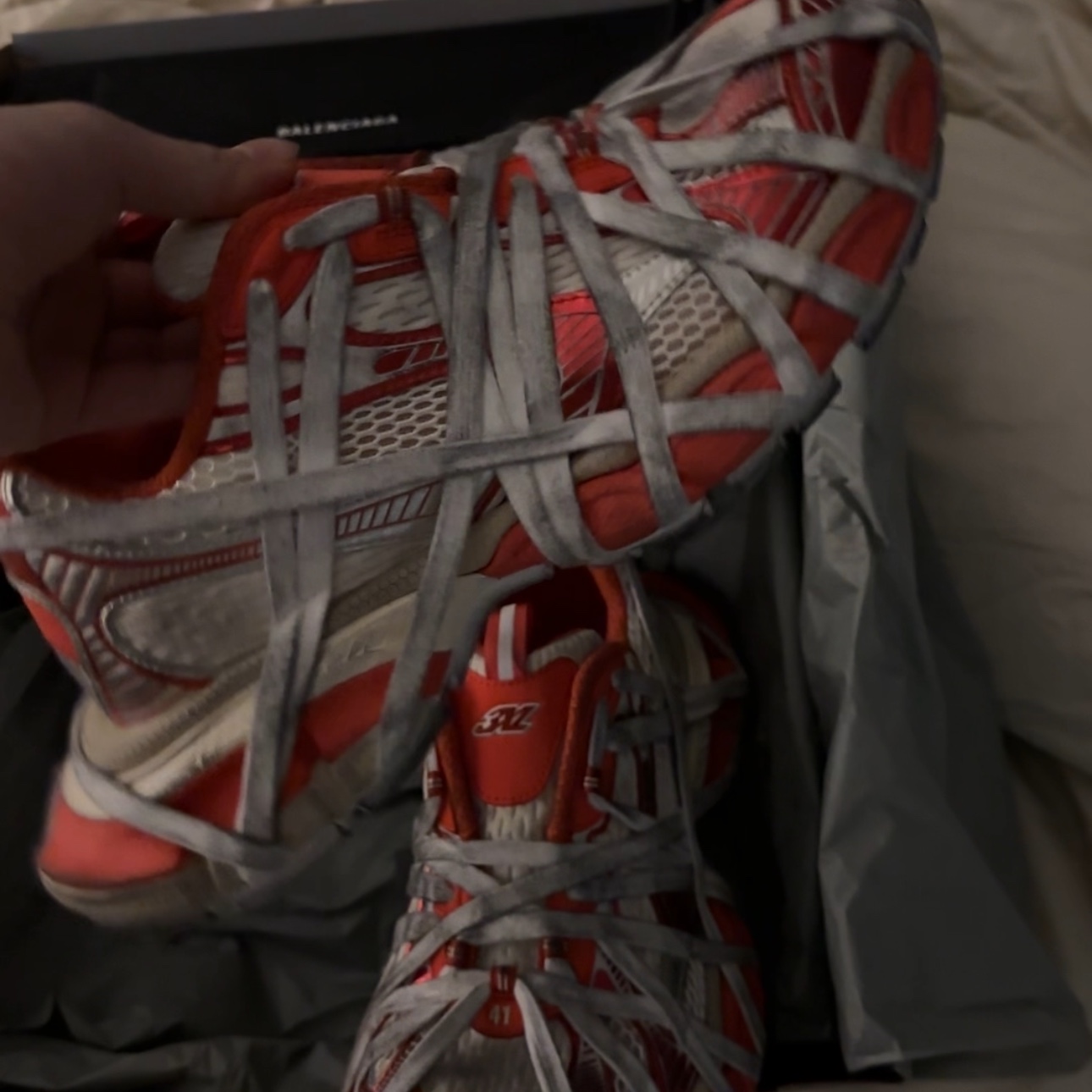 Balenciaga 3XL Extreme Lace Sneakers Orange Beige 착용 스타일 - 1