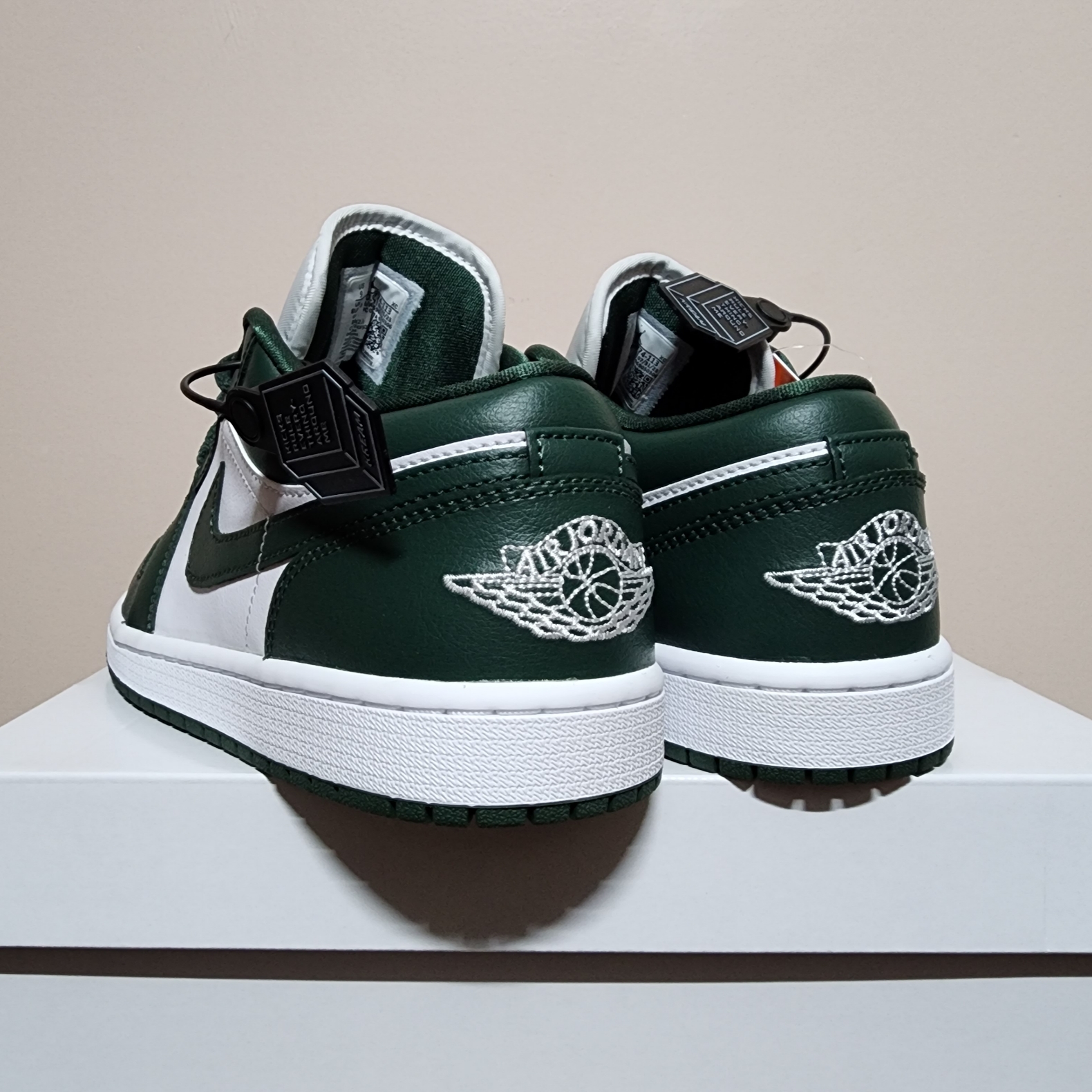 (W) Jordan 1 Low White Galactic Jade 착용 스타일 - 1