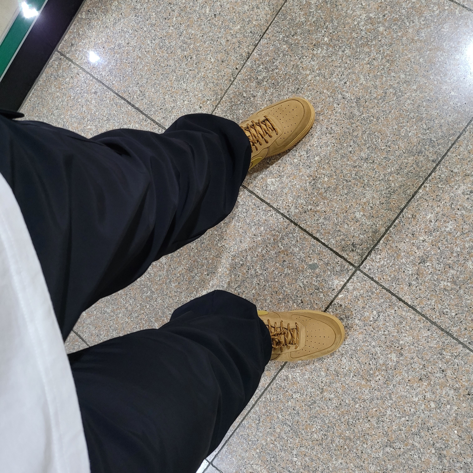 Nike Air Force 1 '07 WB Flax 착용 스타일
