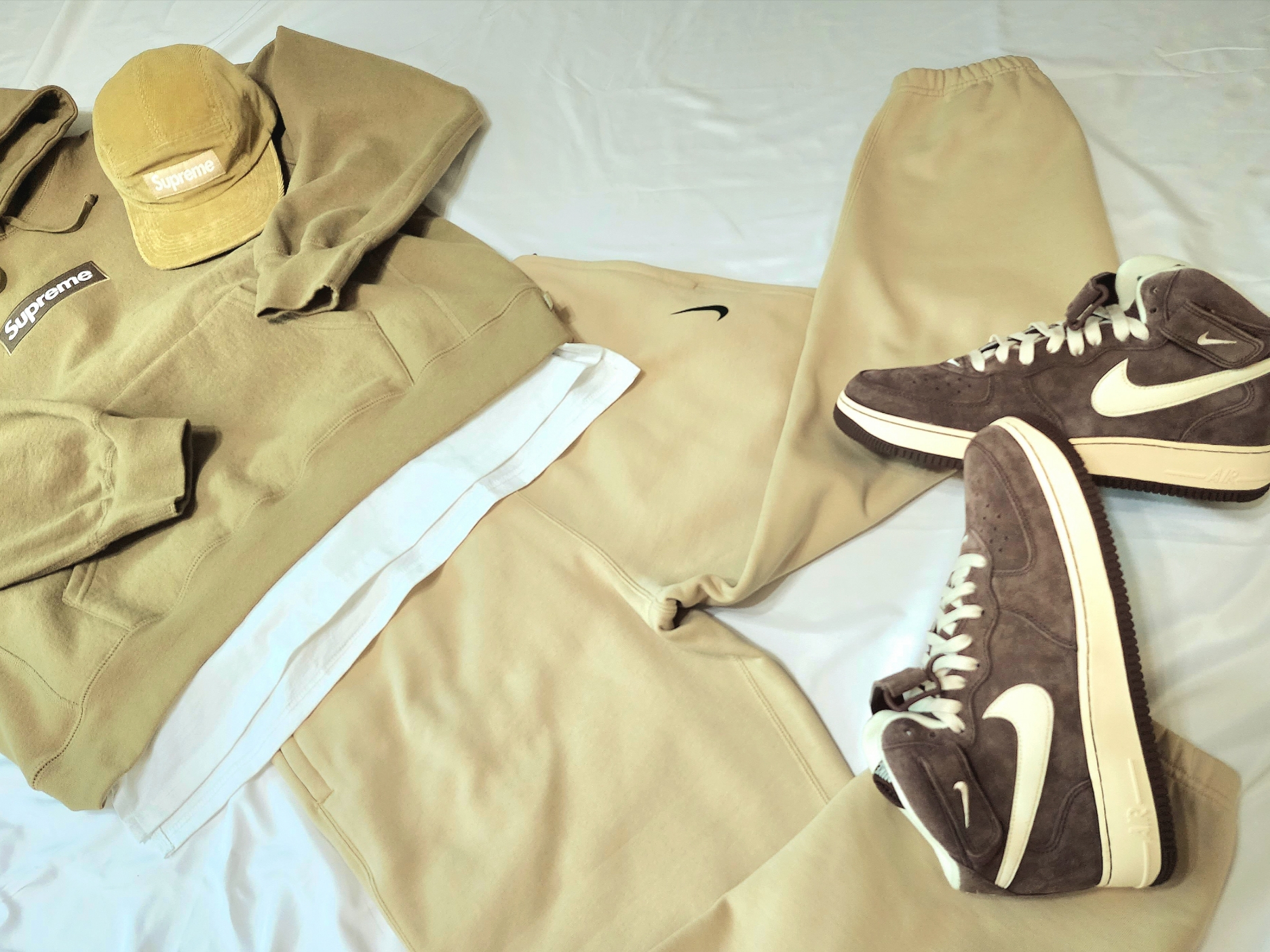 Supreme Corduroy Camp Cap Beige - 23FW, Nike x Billie Eilish NRG Fleece Pants Mushroom - Asia 착용 스타일 - 2