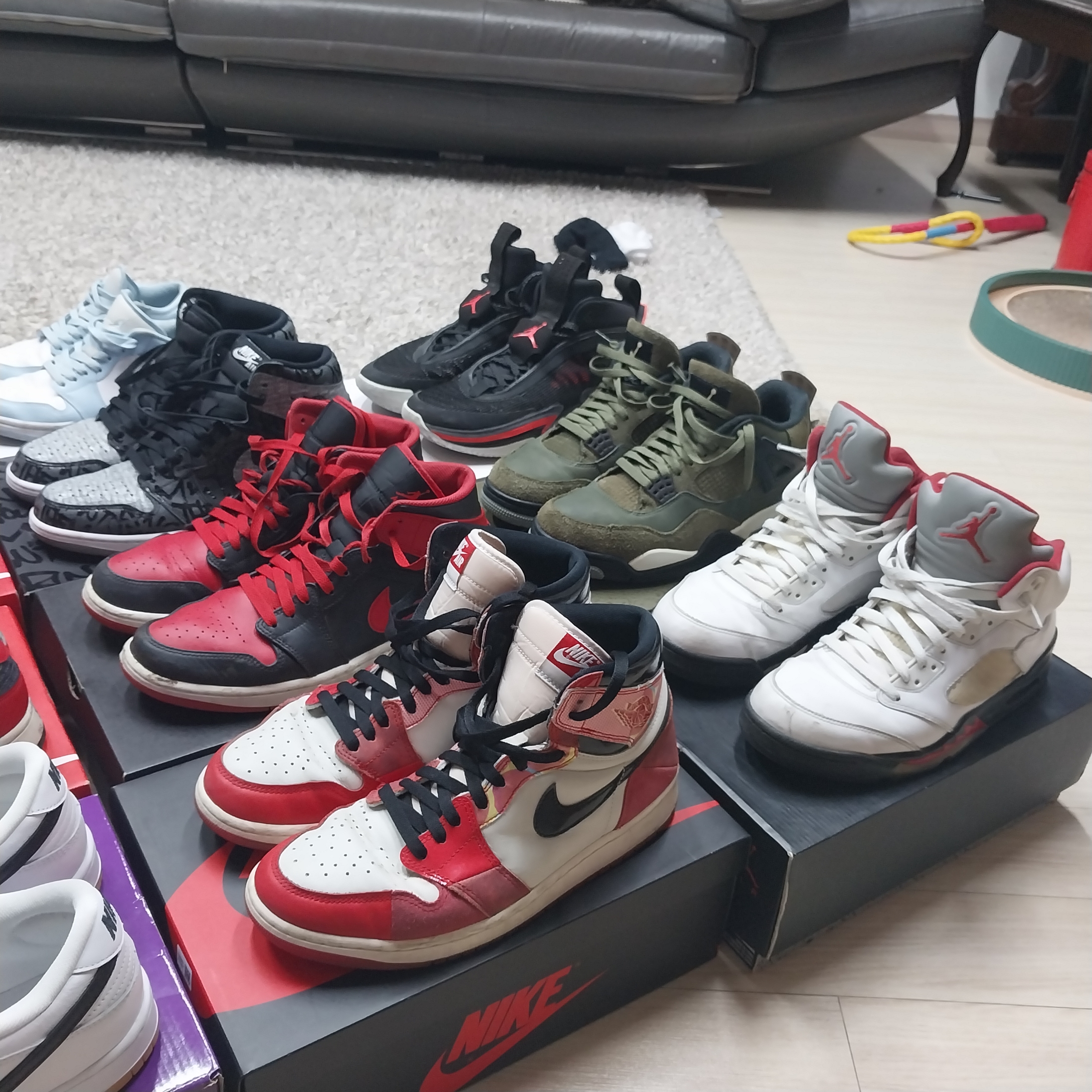 Adidas Yeezy Slide Azure, Jordan 1 Retro High Spider-Man Next Chapter 착용 스타일 - 4