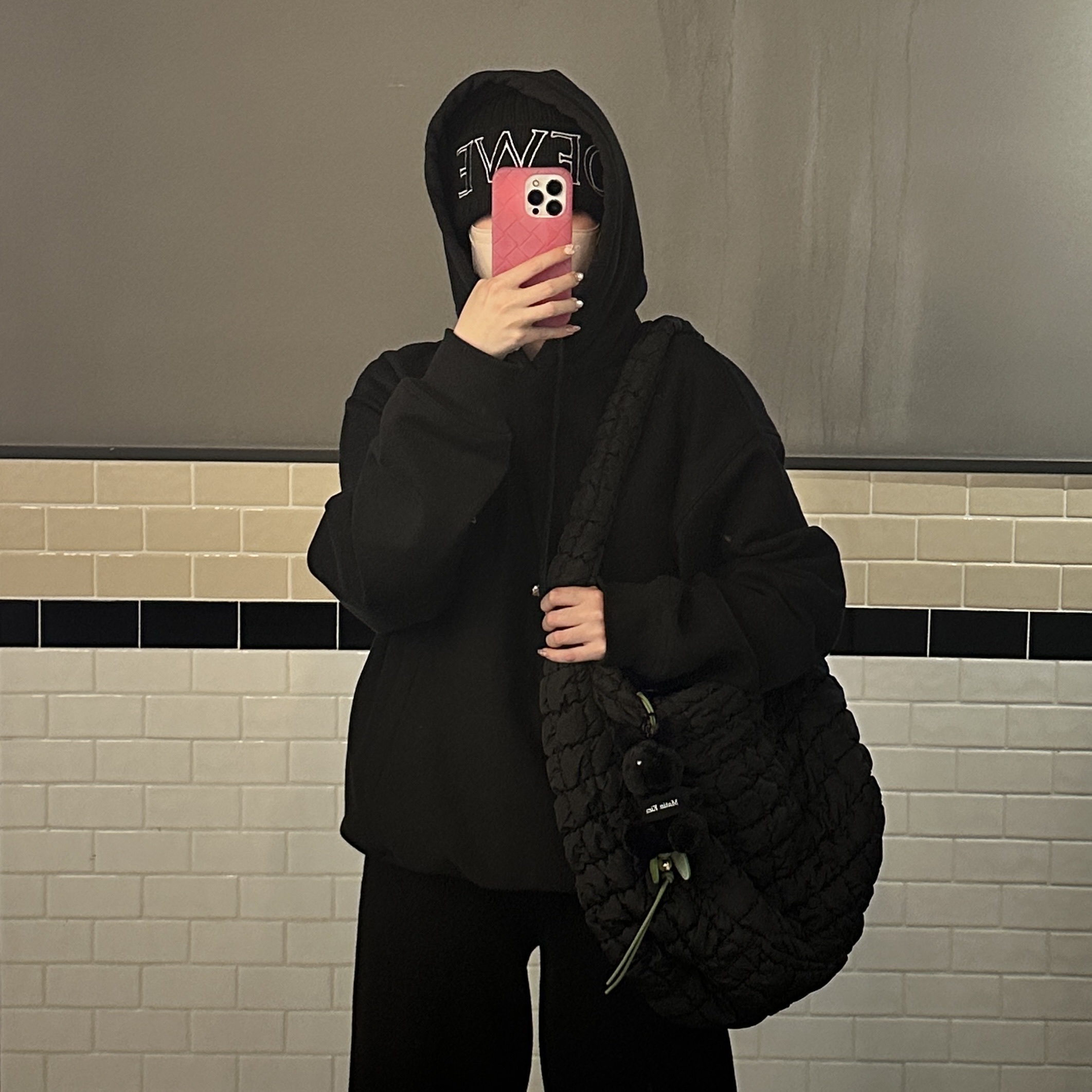 COS Quilted Oversized Shoulder Bag Black, Stussy 8 Ball Corp Hoodie Black 착용 스타일 - 2