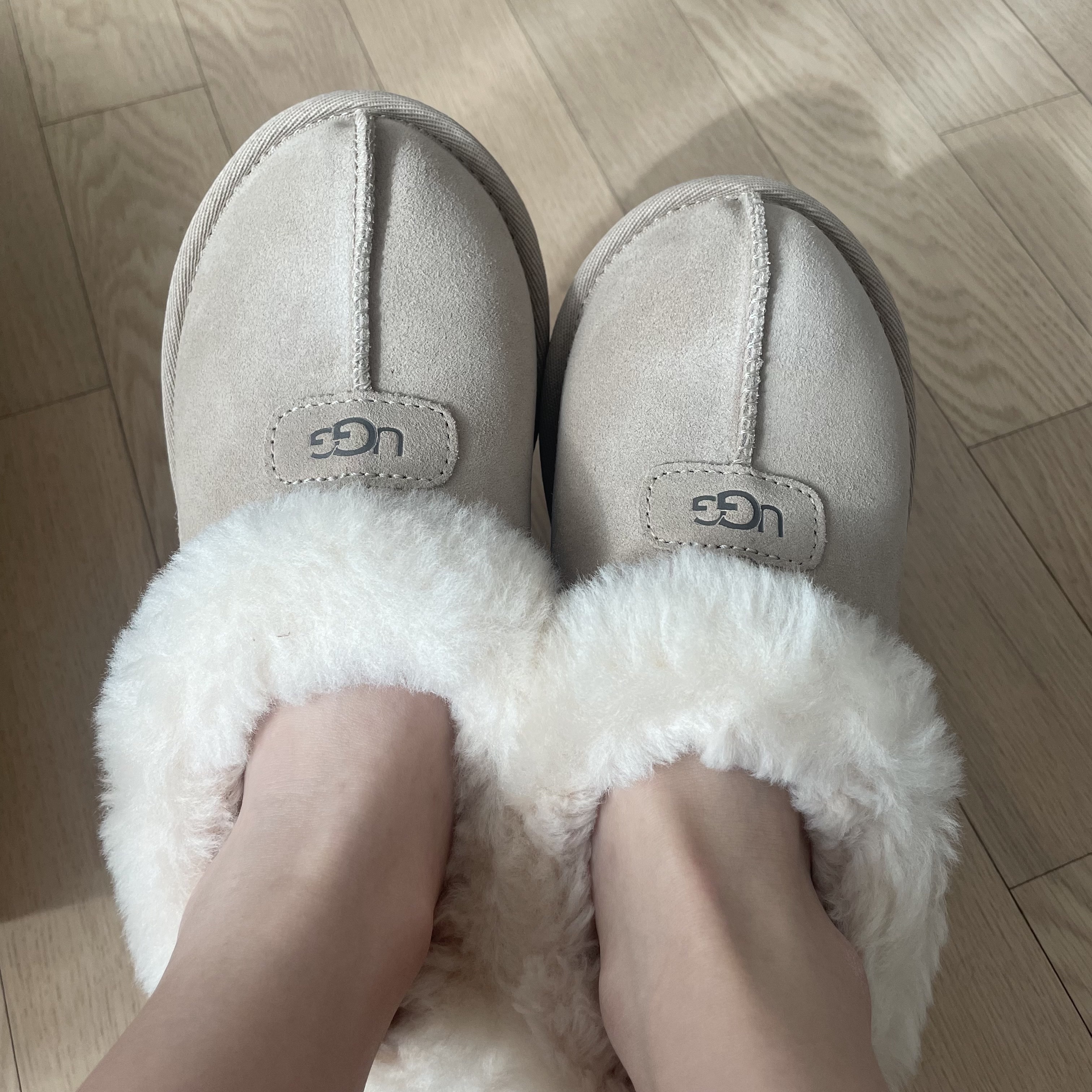 (W) UGG Tazzette Slipper Sand 착용 스타일