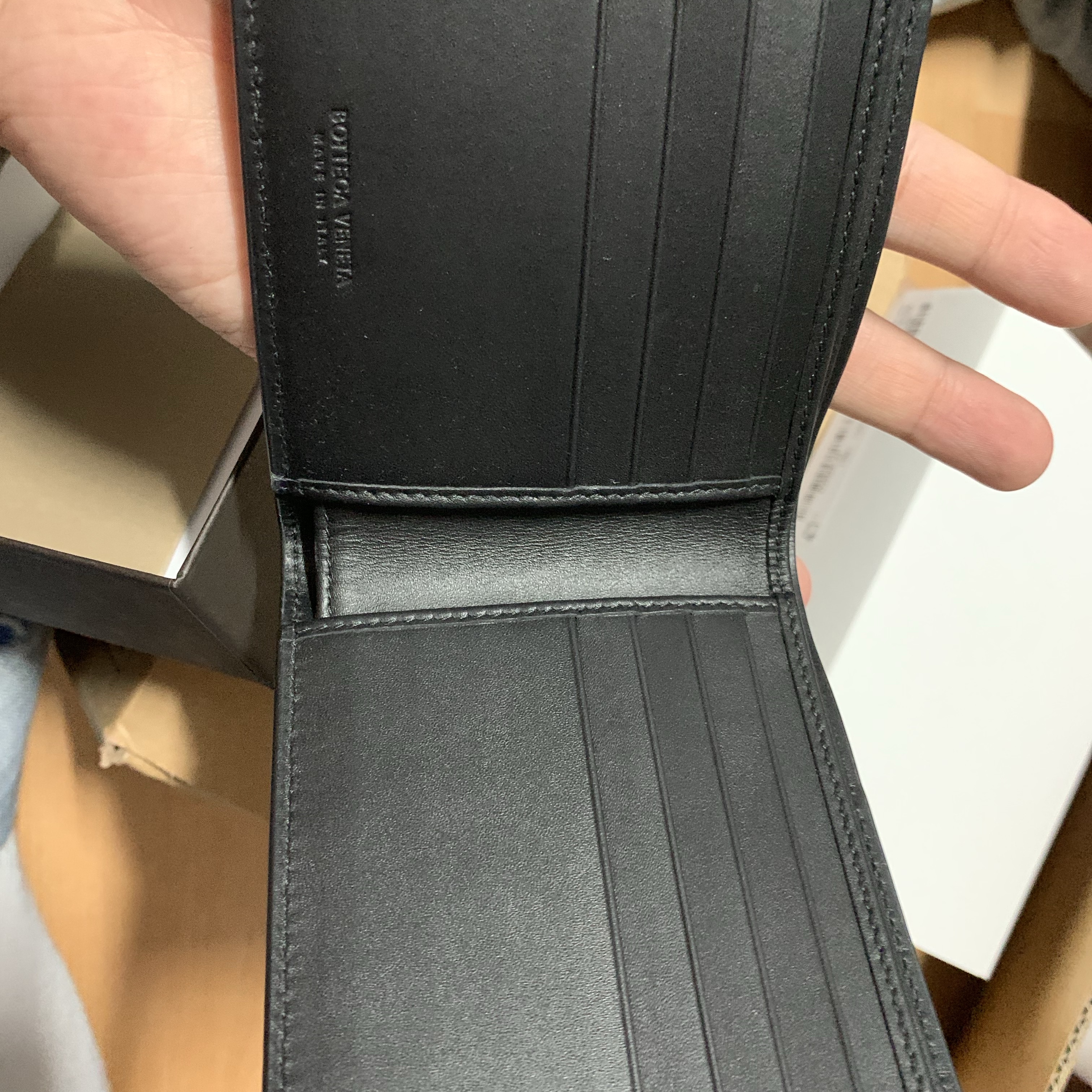 Bottega Veneta Bi-Fold Wallet Black 착용 스타일