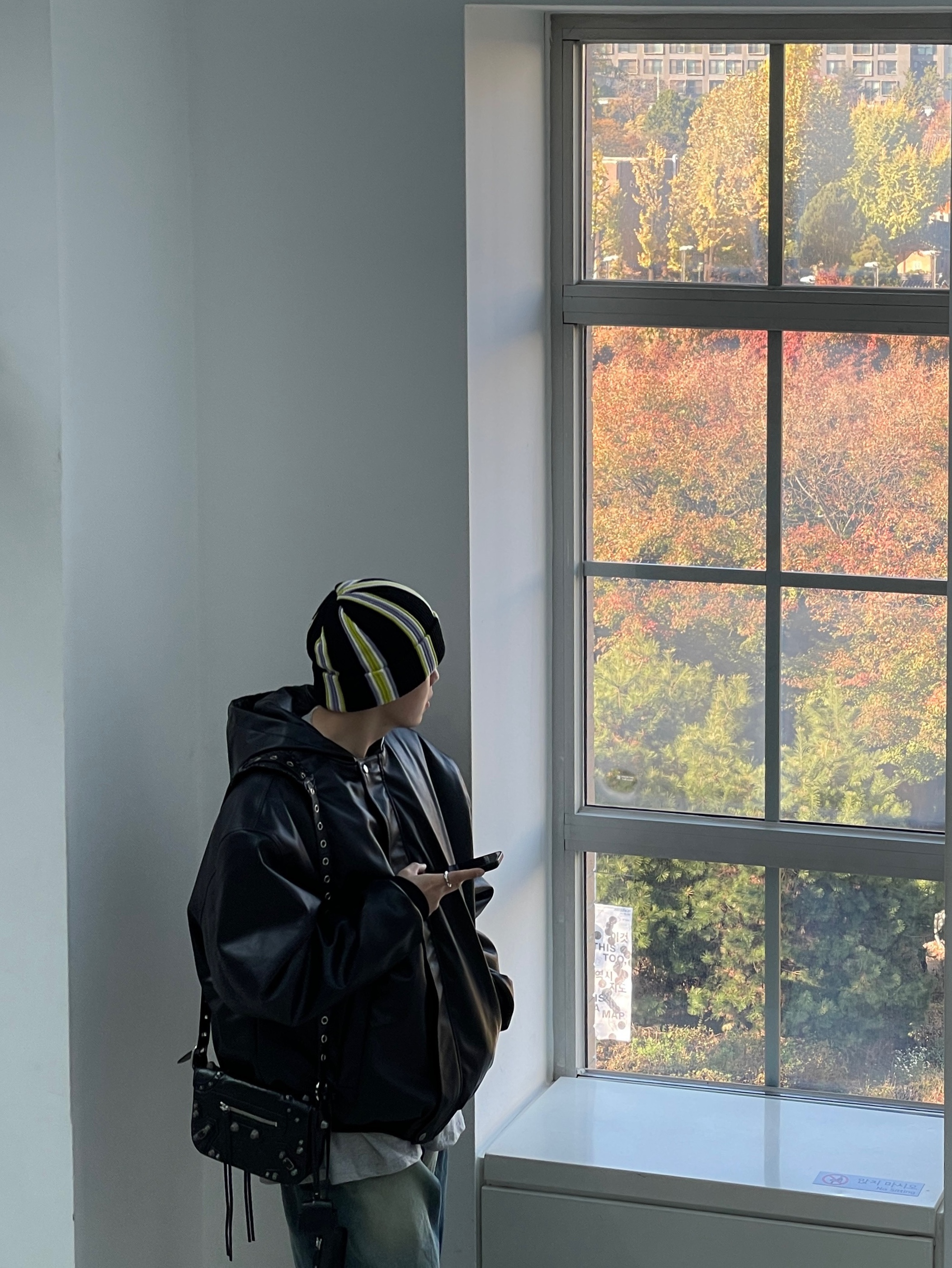 Balenciaga Arena Lambskin Le Cagole XS Shoulder Bag Black, Balenciaga Le Cagole Men XS Flap Bag with Piercing in Arena Lambskin Black 착용 스타일 - 8