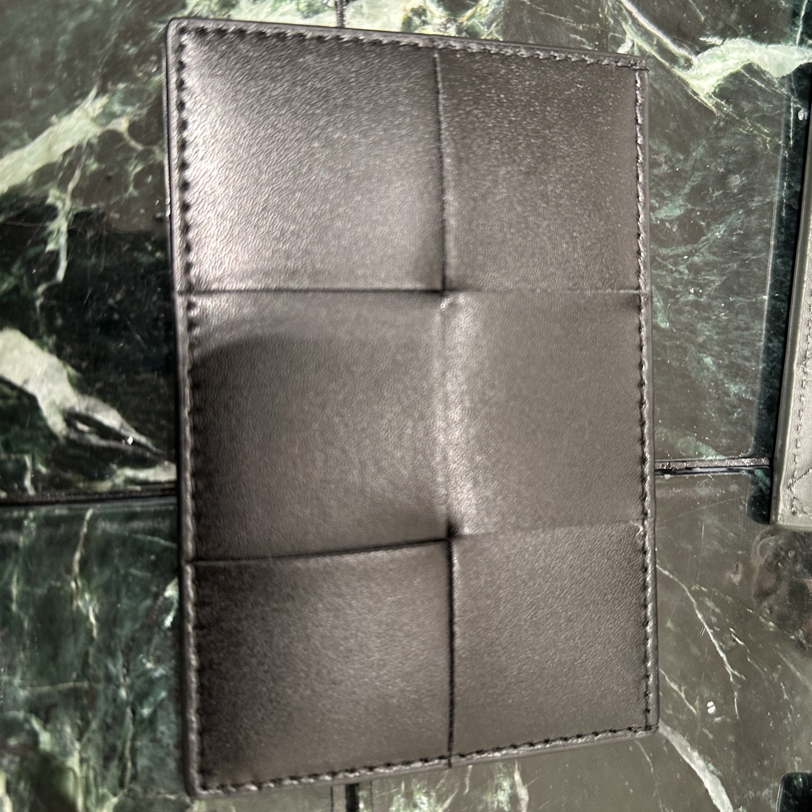 Bottega Veneta Credit Card Case Calfskin Black 착용 스타일 - 2