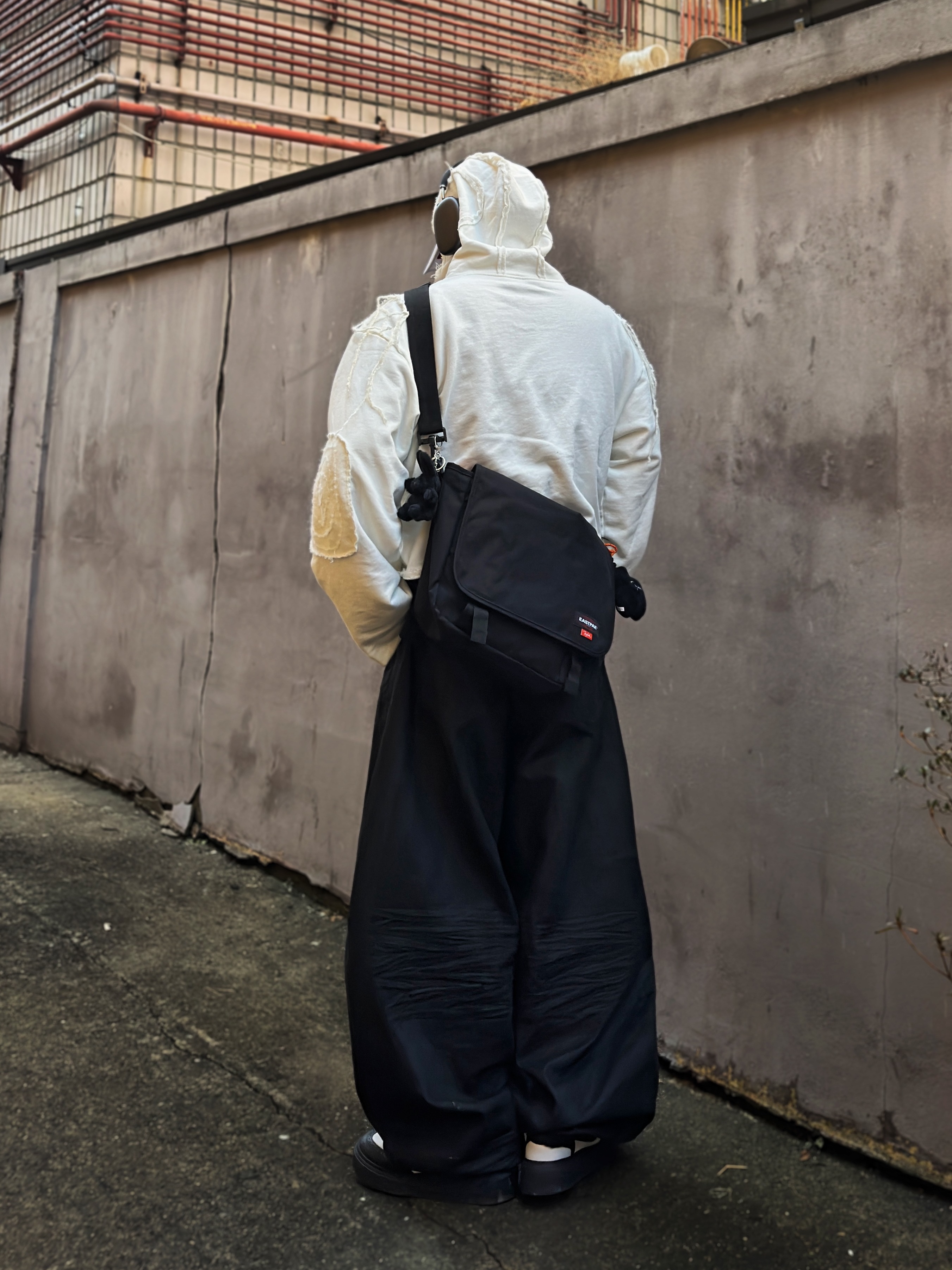 Nike x Peaceminusone Kwondo1 Black and White, Apple AirPods Max Lightning Space Gray (Korean Ver.) 착용 스타일 - 6