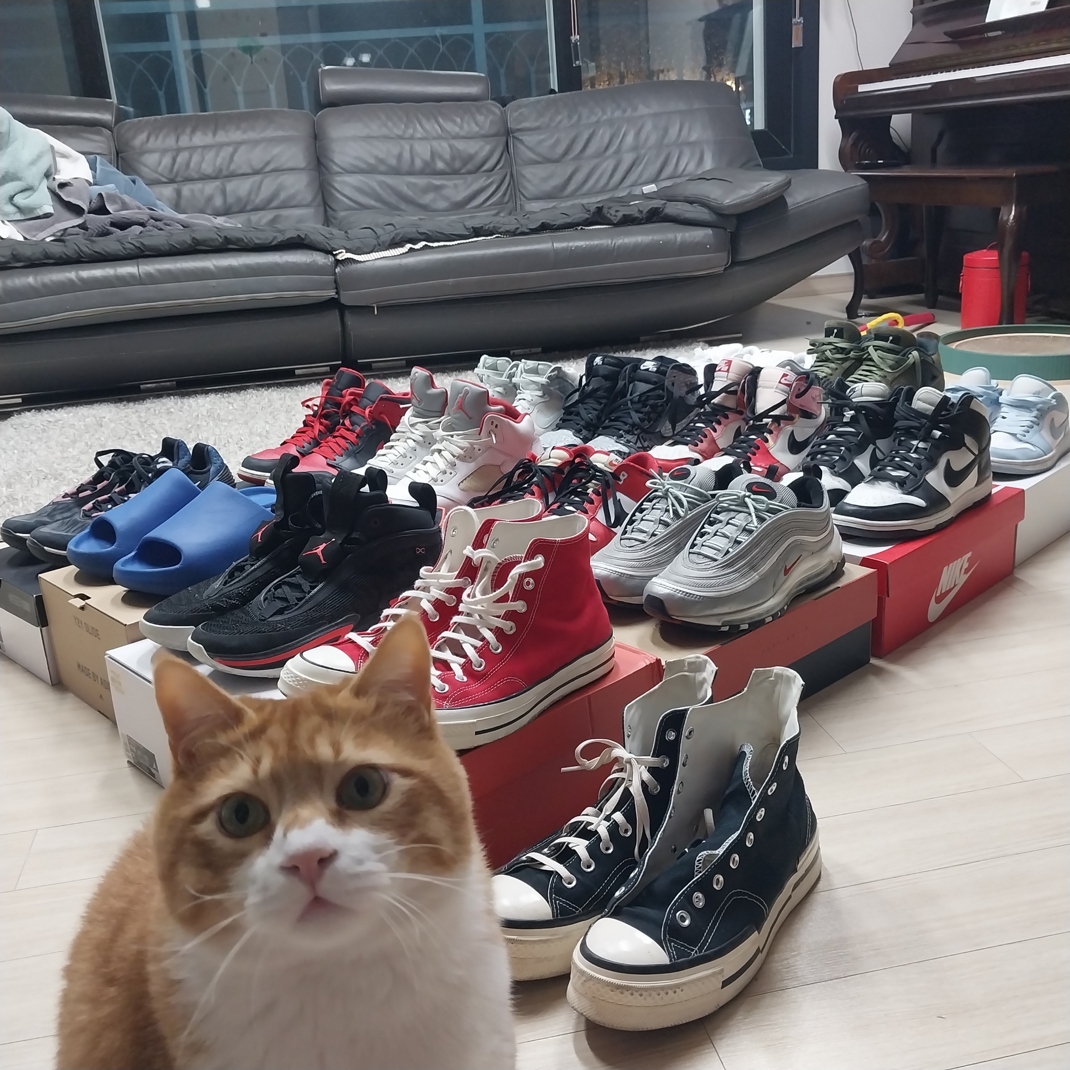 Adidas Yeezy Slide Azure, Jordan 1 Retro High Spider-Man Next Chapter 착용 스타일 - 3