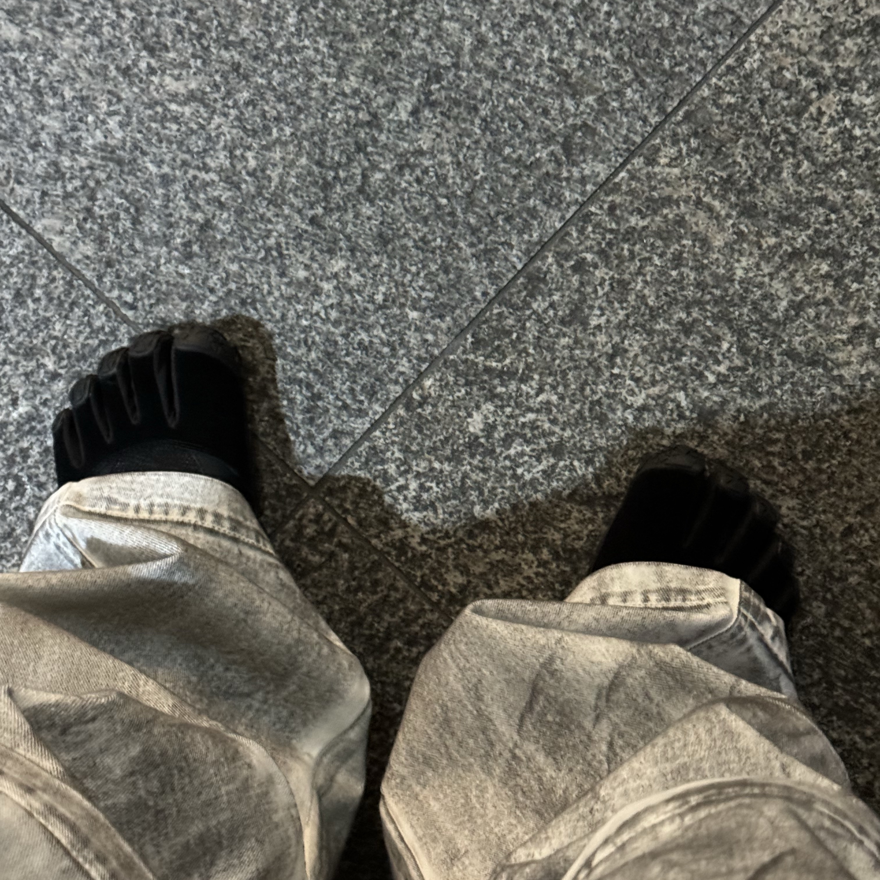 Yeezy Gap Round Jacket Black, Suicoke x Takahiromiyashita The Soloist Nin-Run Sol Black 착용 스타일 - 5
