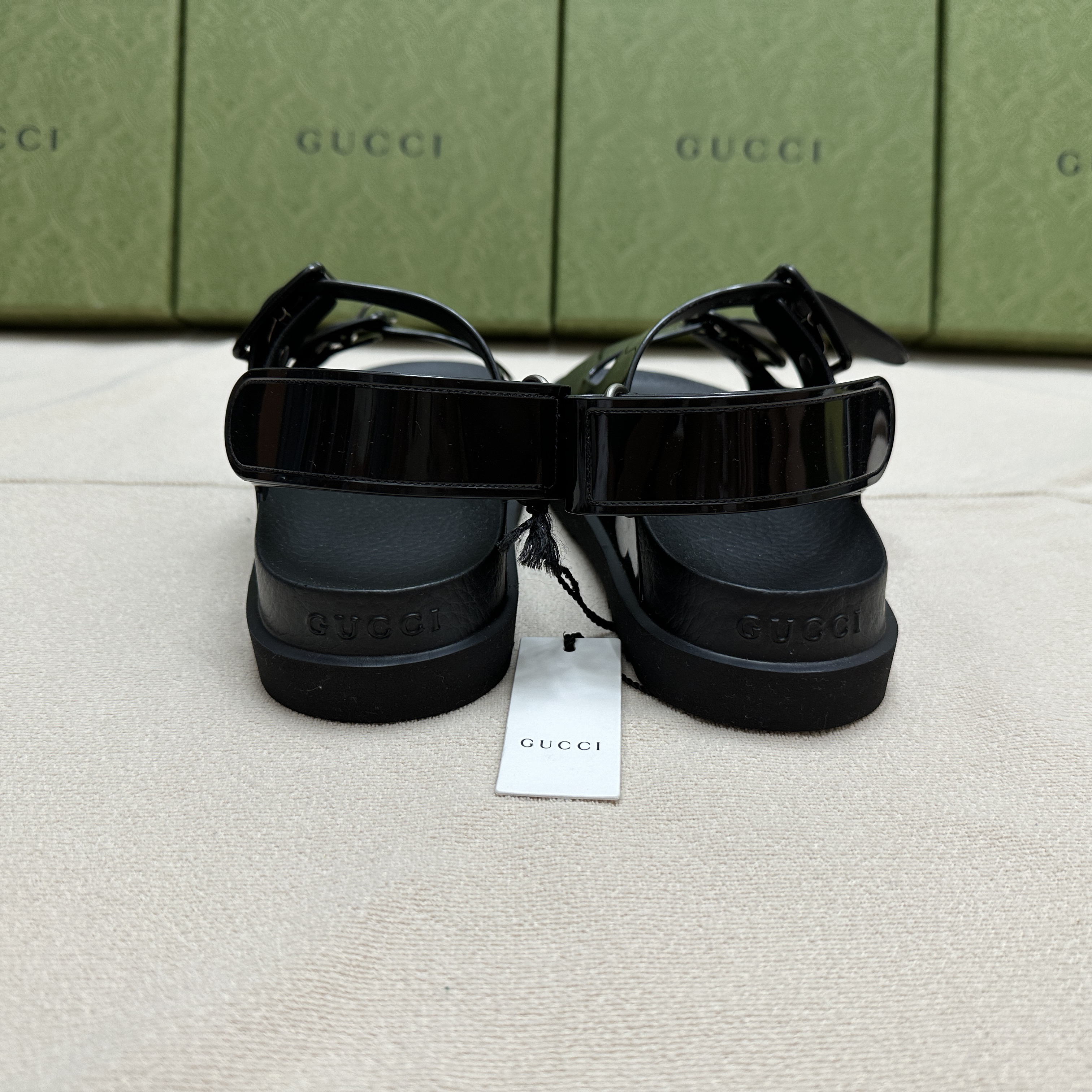 (W) Gucci Mini Double G Rubber Slide Sandal Black 착용 스타일 - 3